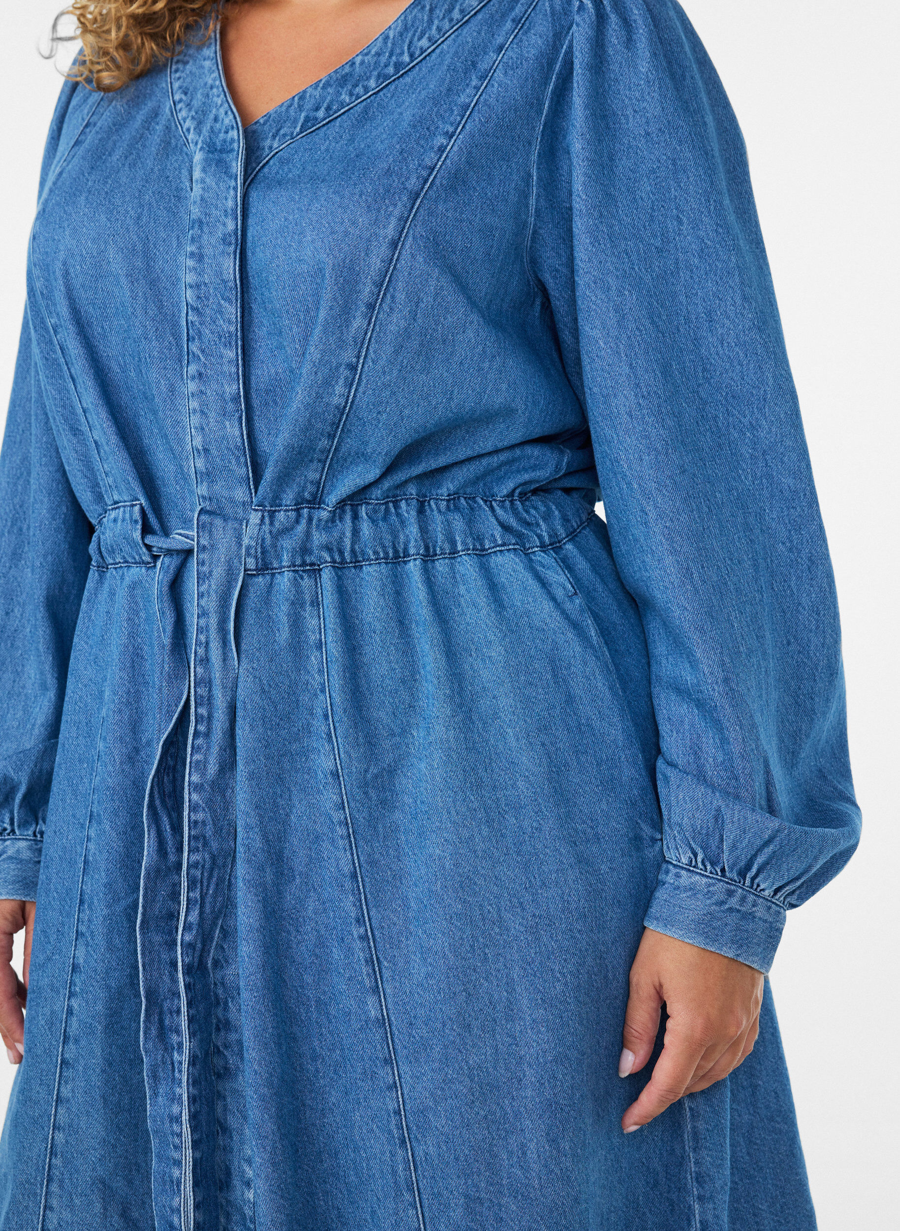 ZizziDenimkjole med V-hals og knytebelte, Bl&aring;, Model image number 3