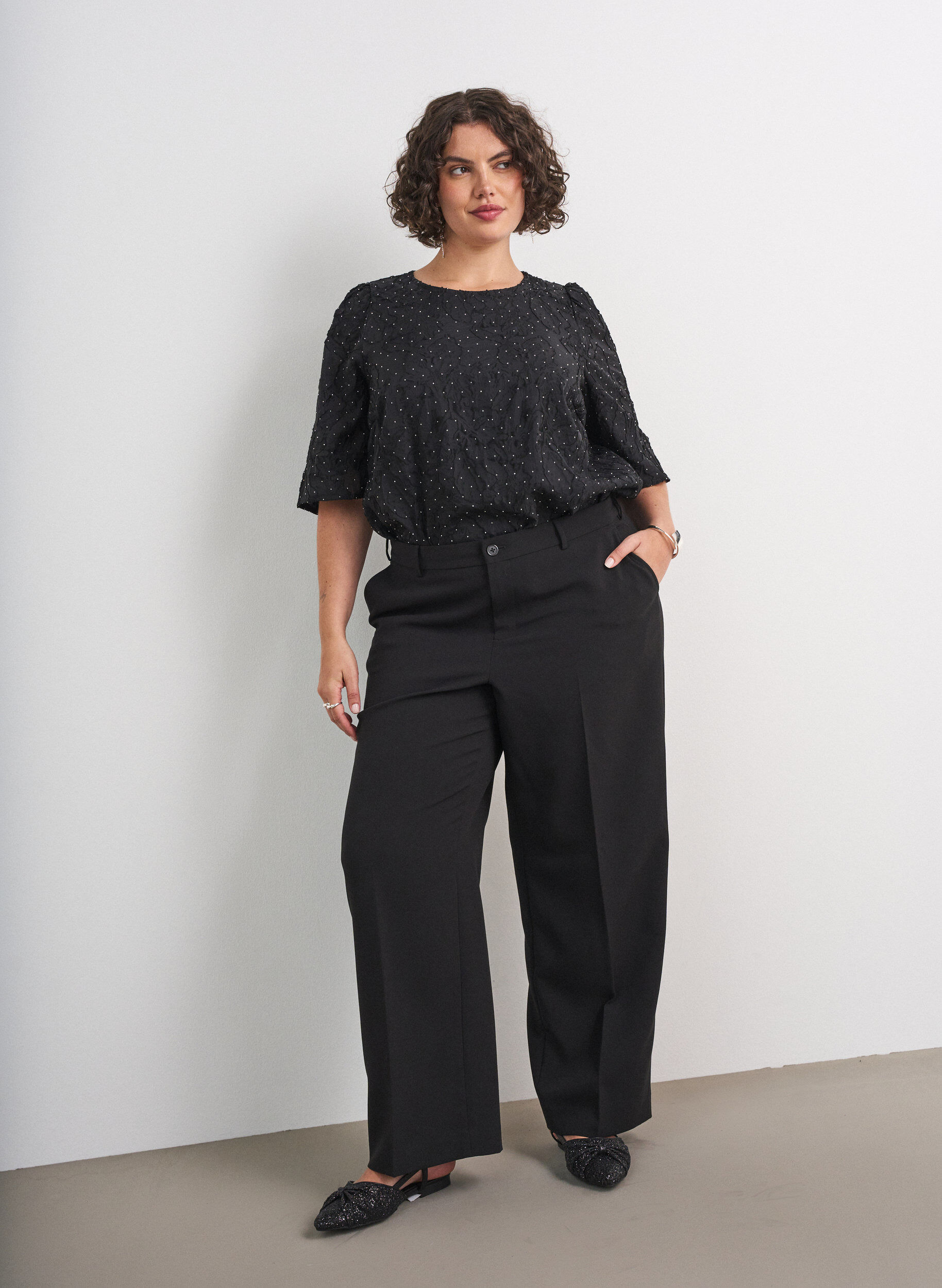 ZizziJacquard bluse med glitrende detaljer og puffede ermer, Svart, Model image number 1