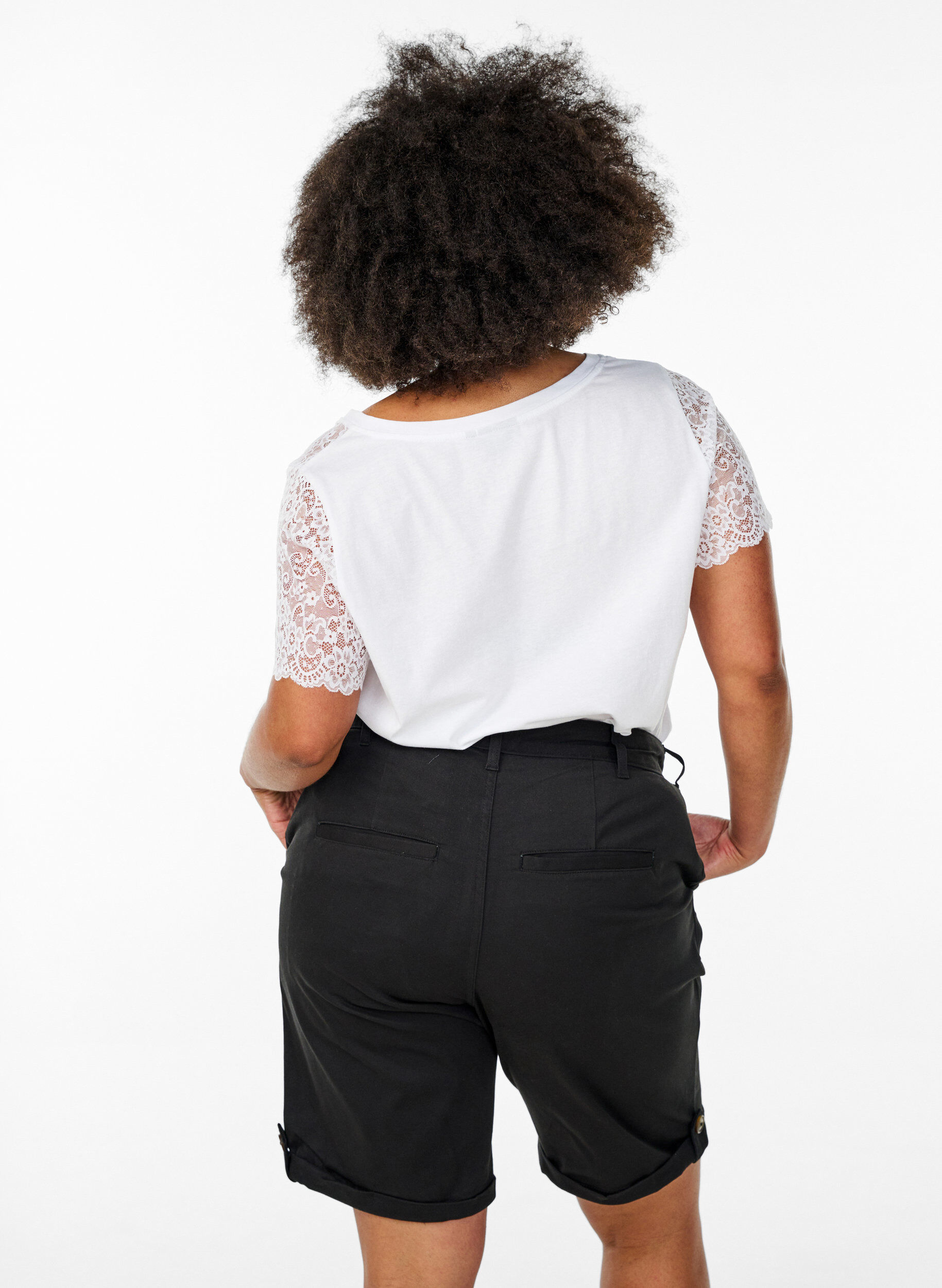 Zizzi Chinoshorts med lommer, Svart, Model image number 2