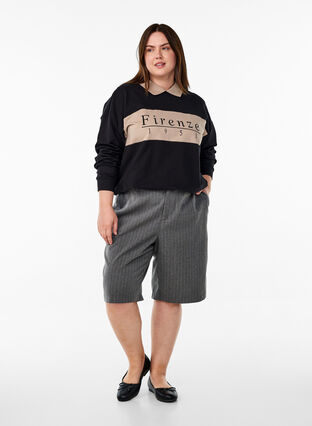 Zizzi Organisk bomullsgenser med krage og kontrasttrykk, Black w. Simply Taup, Model image number 2
