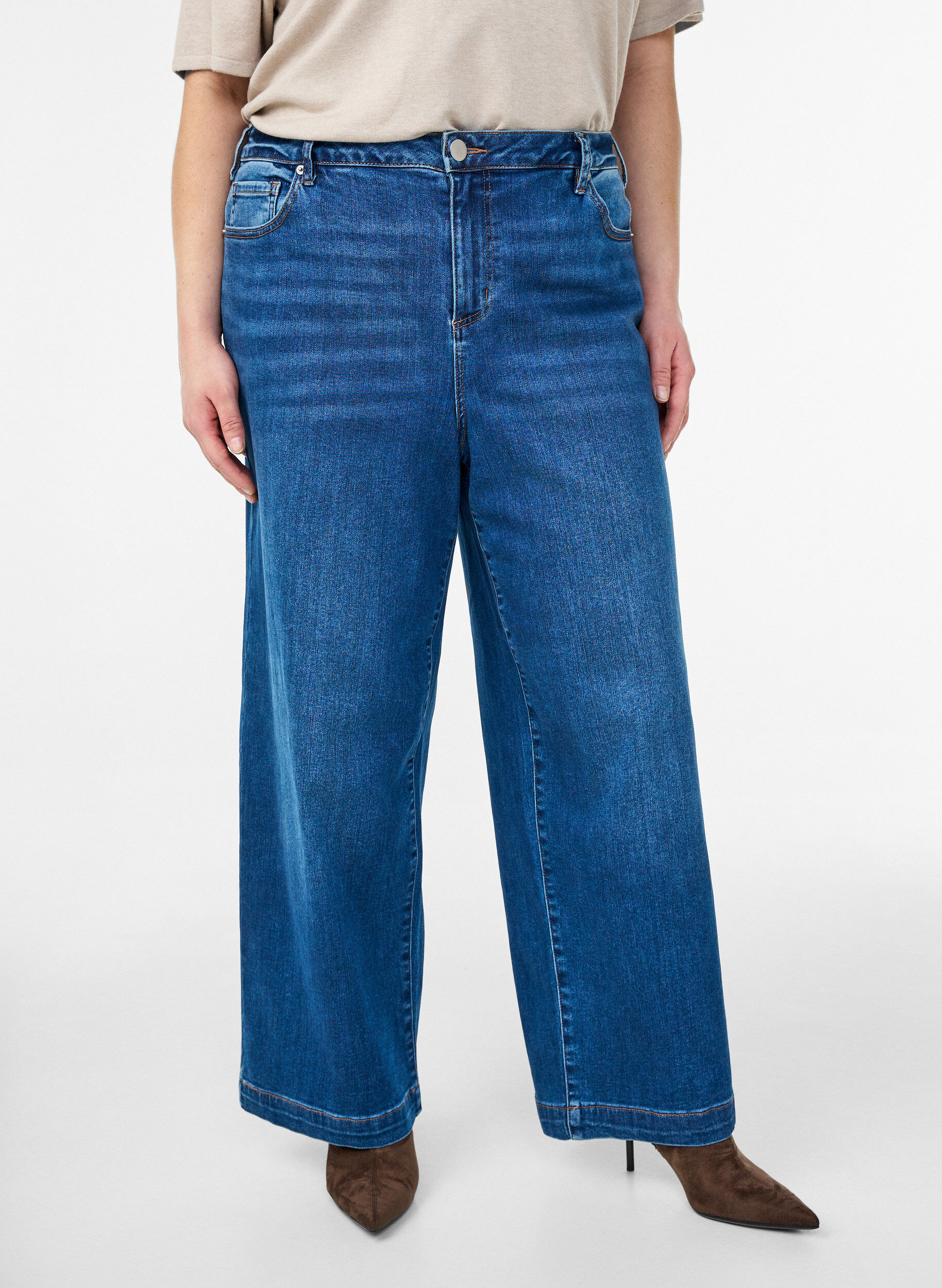 Zizzi Kiana jeans med Straight fit og h&oslash;y midje, Bl&aring;, Model image number 2