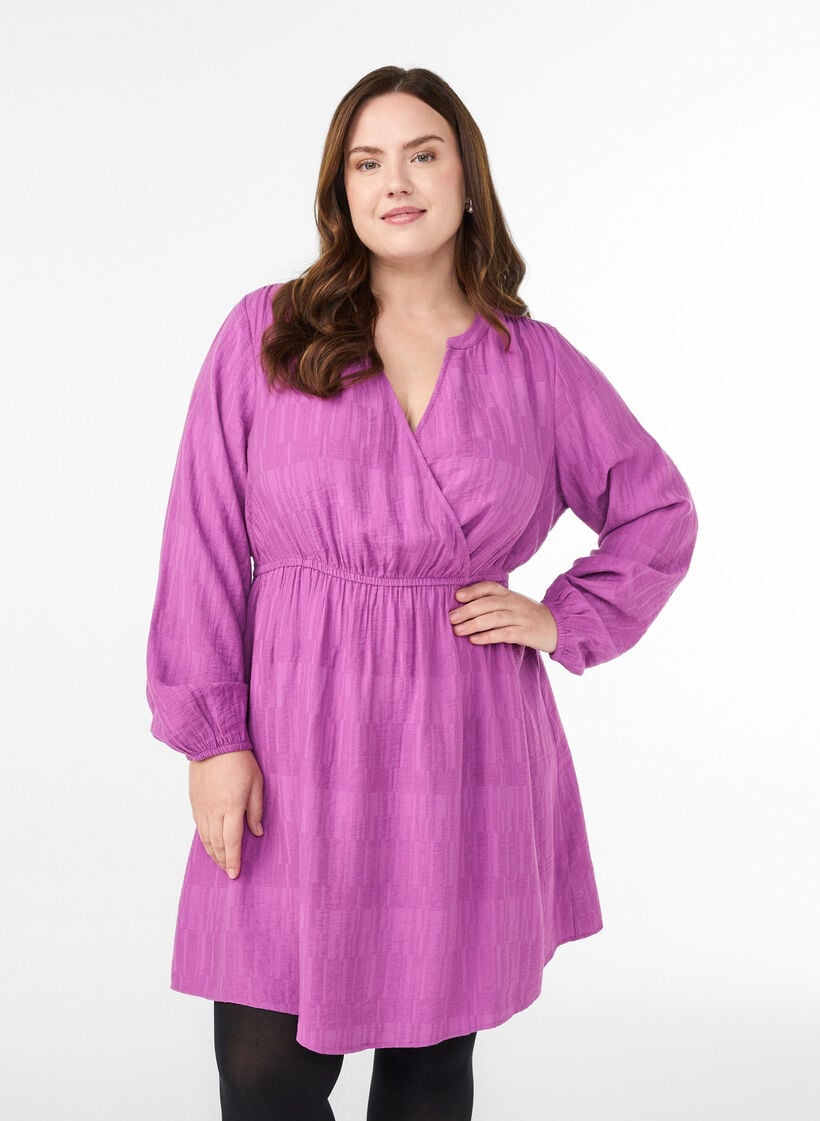 Kort teksturert kjole med omslagsstil, Lilla, Model image number 0