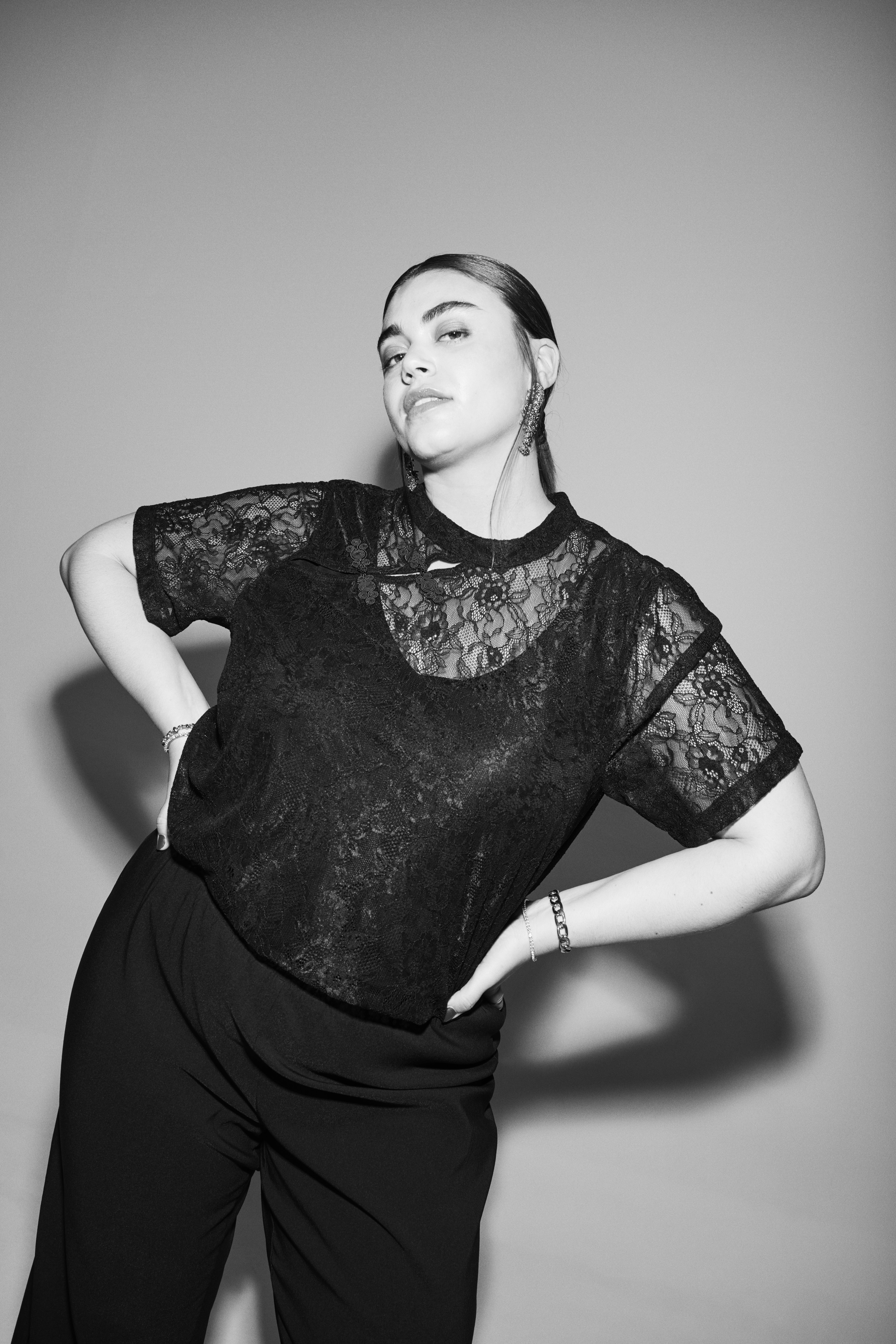 Bluse i blonder med detaljer, , Model