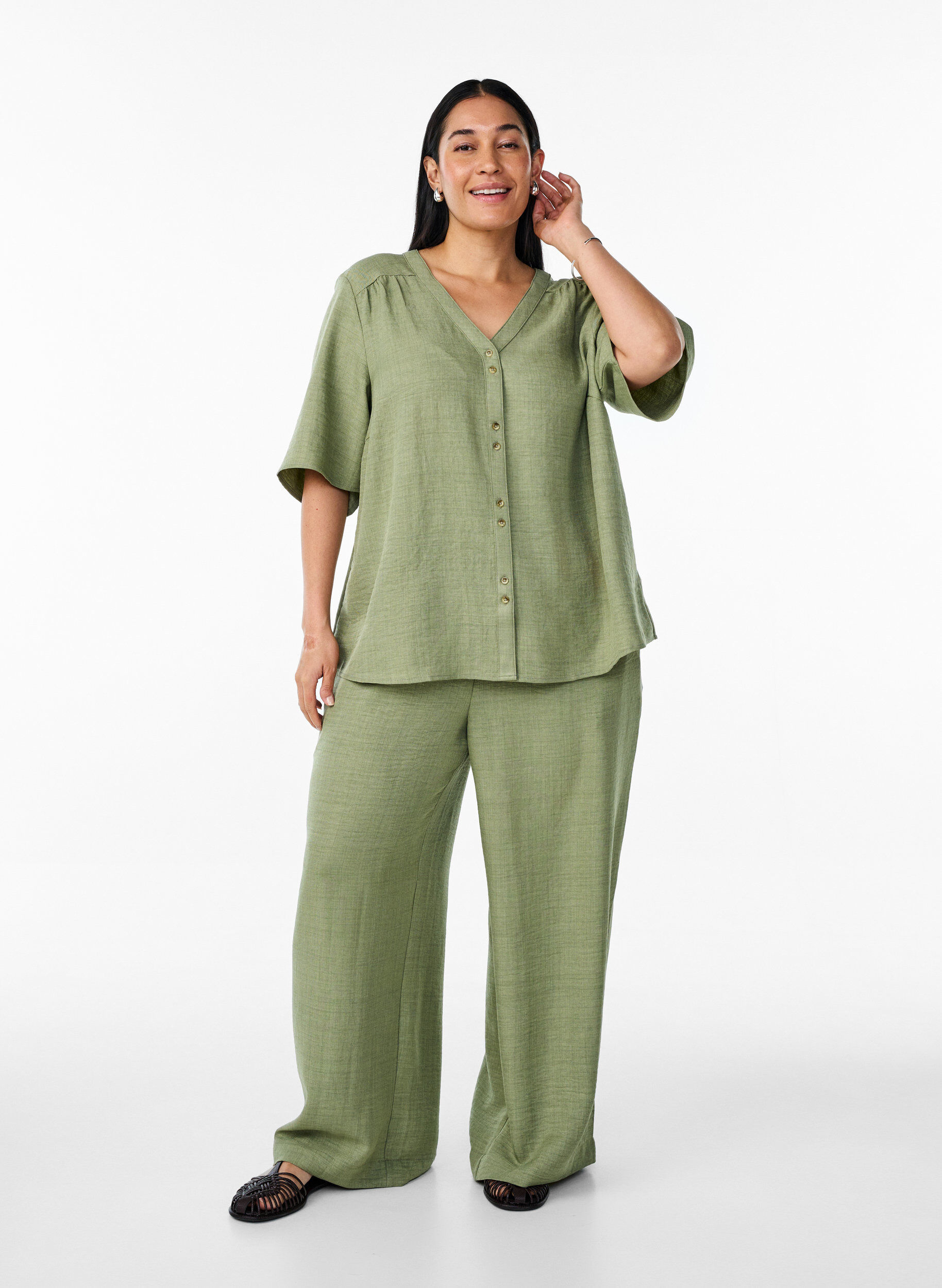 Zizzi Skjortebluse med V-hals eog korte ermer, Gr&oslash;nn, Model image number 1