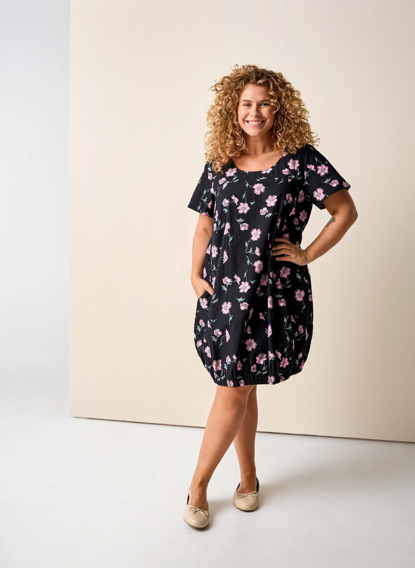 Kortermet bomullskjole med trykt mønster, Svart, Image image number 0