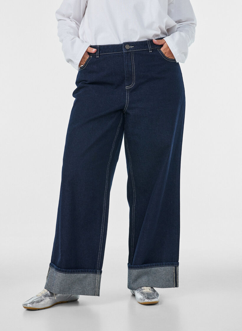 Wide fit jeans med brede oppbrett og kontrasts&oslash;m, Bl&aring;, Model image number 2