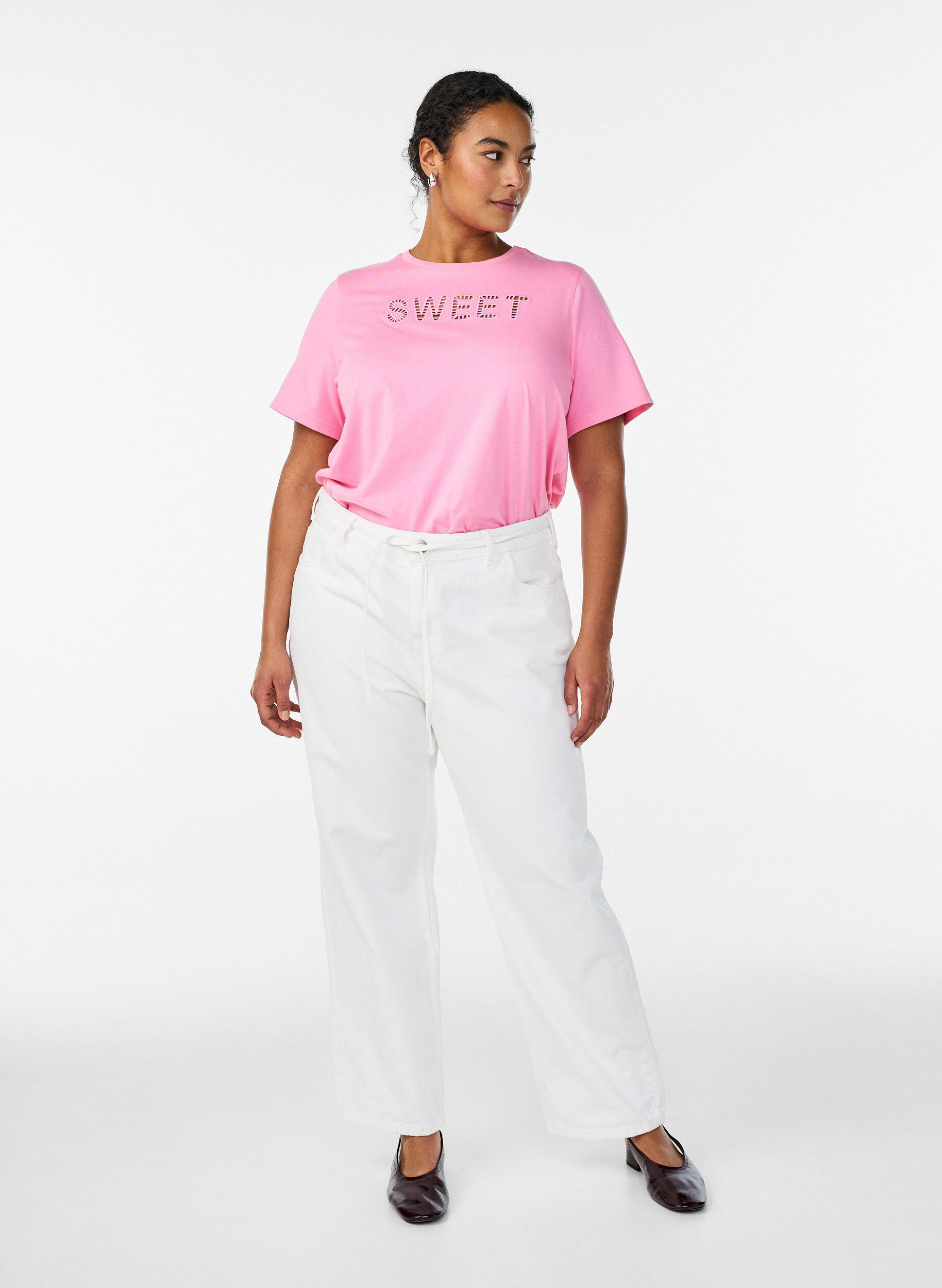 Zizzi Bomulls T-skjorte med brodert tekst, Hvit, Model image number 1