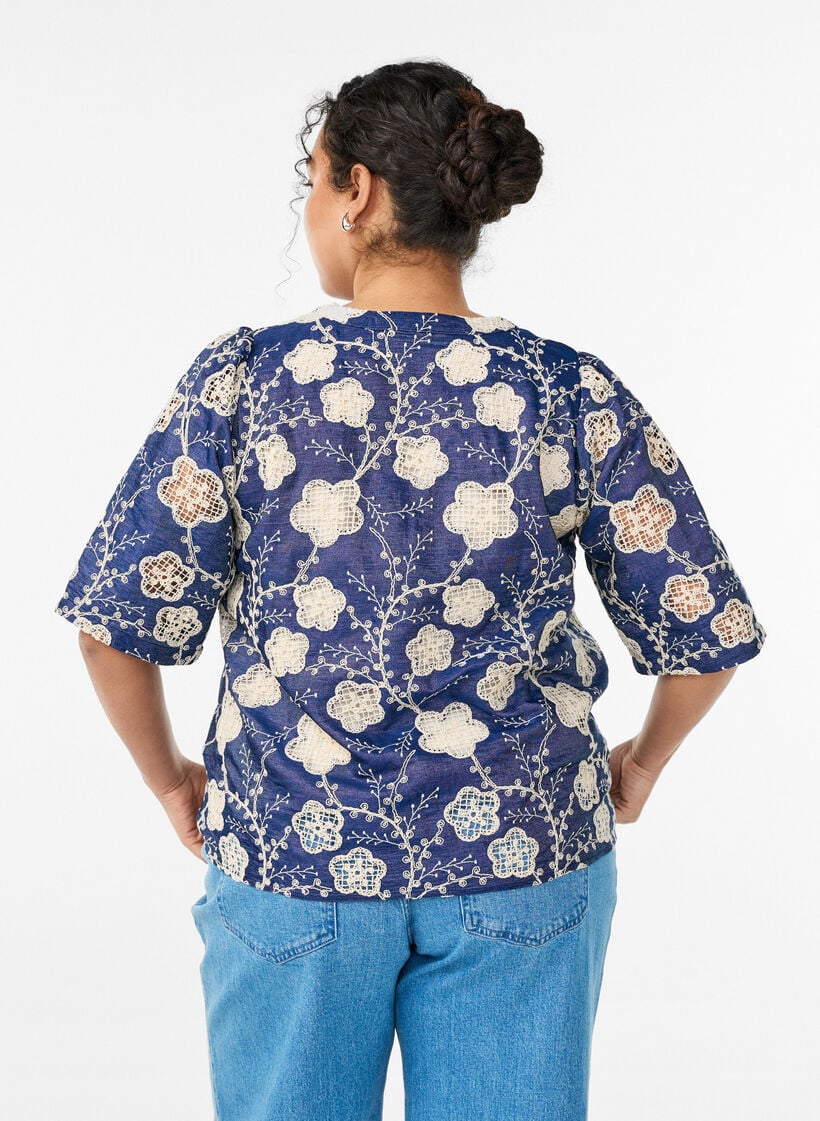 Bluse med V-hals og brodert m&oslash;nster, Bl&aring;, Model image number 2