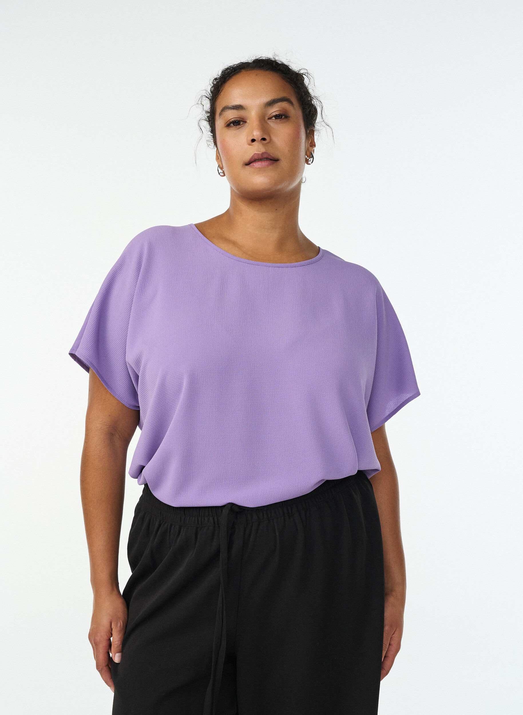 Bluse med korte ermer og rund hals, Lilla, Model