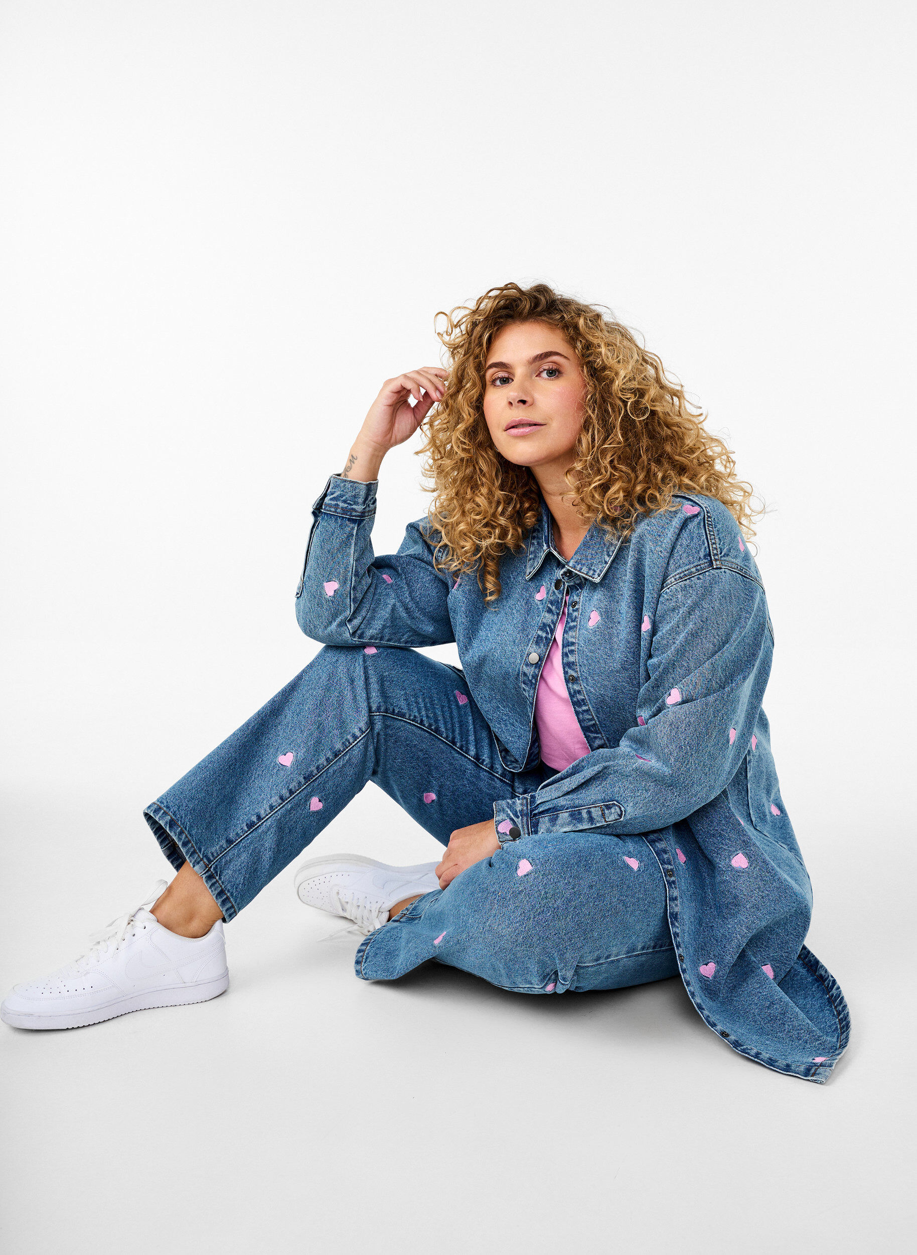 Zizzi L&oslash;s denimskjorte med broderte lepper, Light Blue Heart, Image image number 0