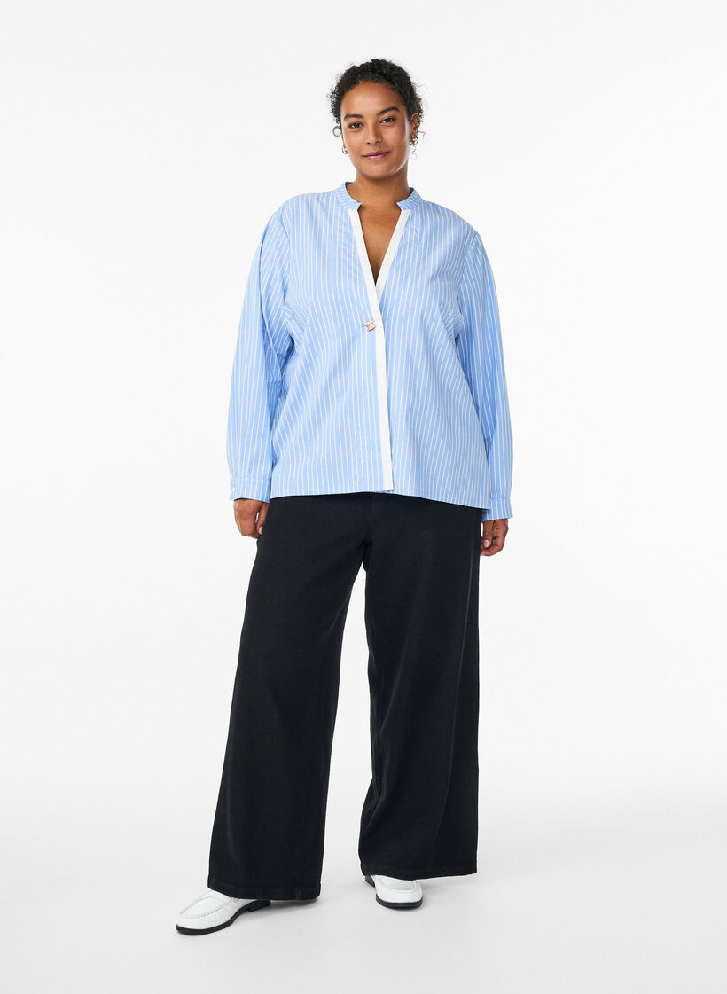 Stripete skjorte med dekorativ lukking, Light Blue Stripe , Model