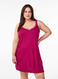 Nattkjole med blonder i fold, Lilla Nattkjole med blonder i fold, Lilla, Model