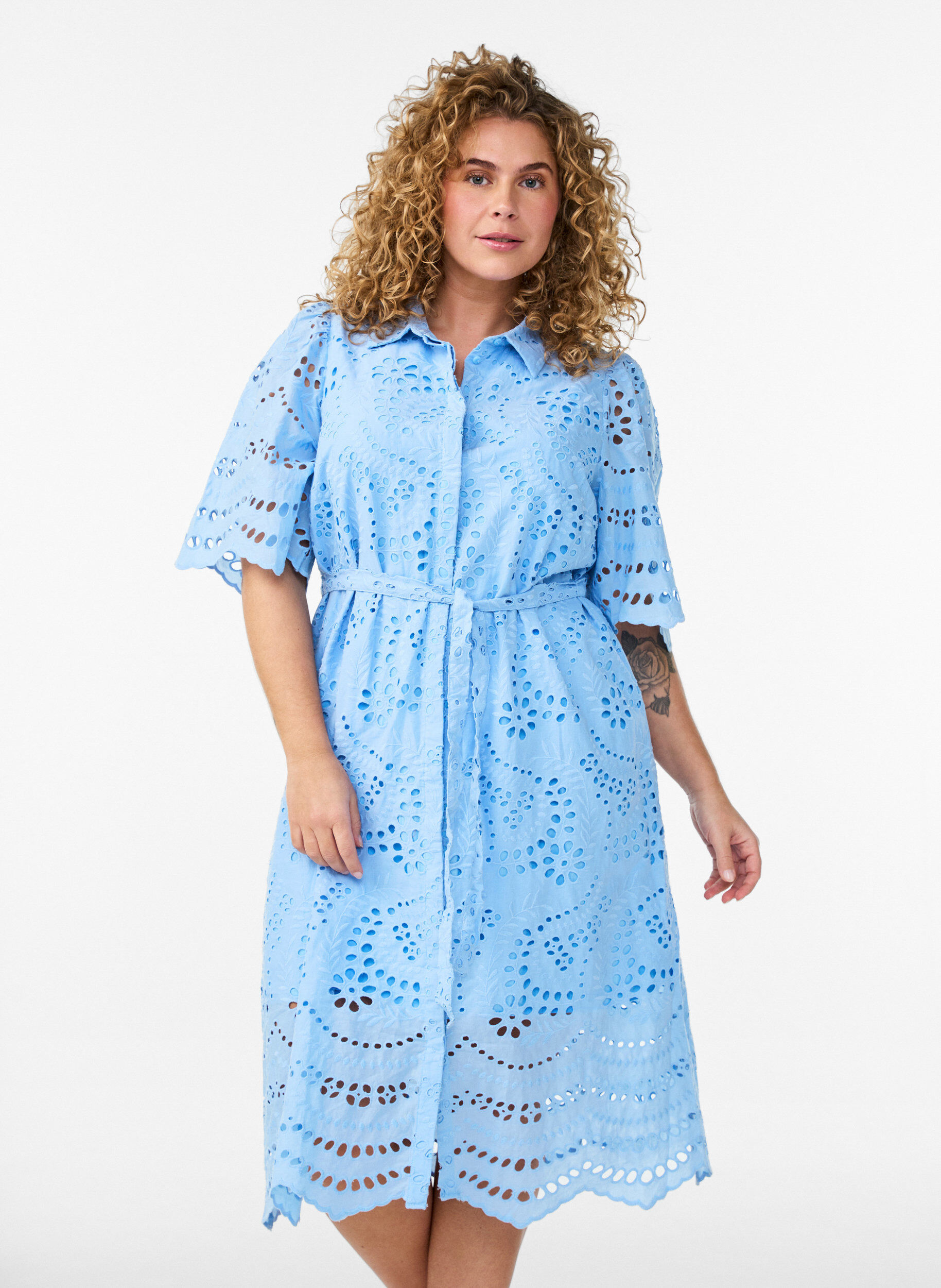 Skjortekjole i broderie anglaise med knytebelte, Bl&aring;, Model