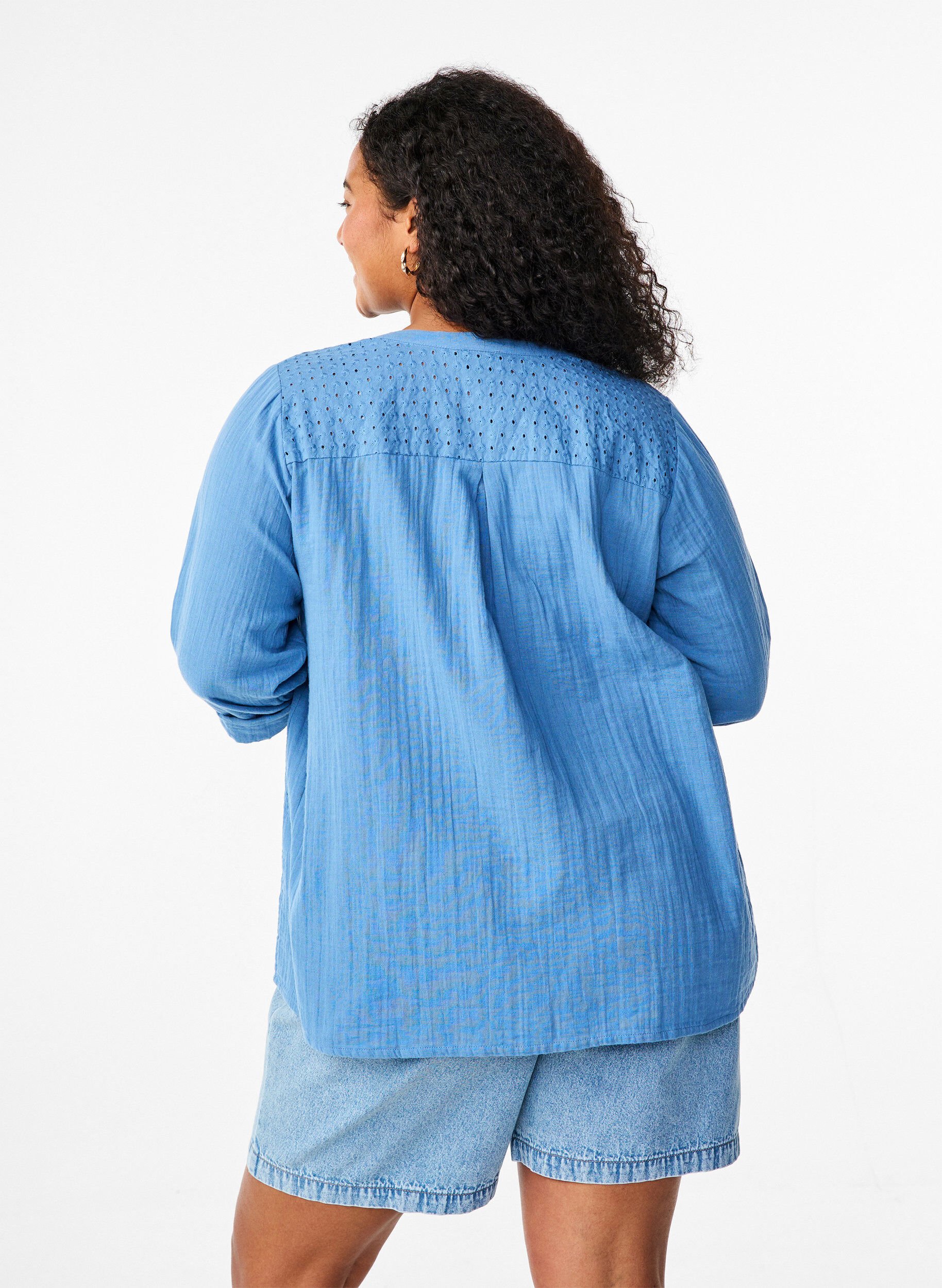 Zizzi Bomullsbluse med engelsk broderi og 3/4-ermer, Riverside, Model image number 1