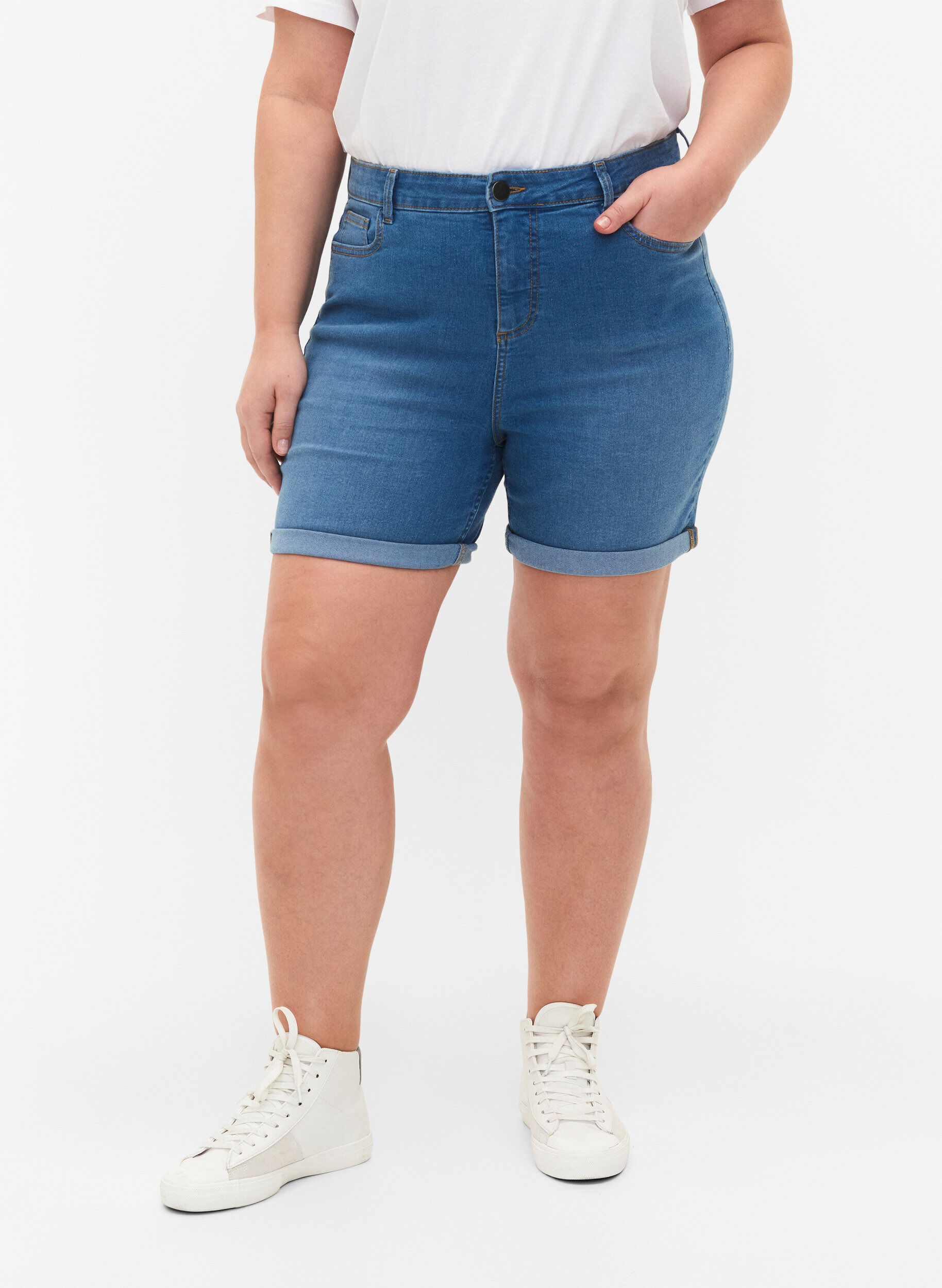 Zizzi Denimshorts med h&oslash;yt liv og slim fit, Medium Blue Denim, Model image number 2