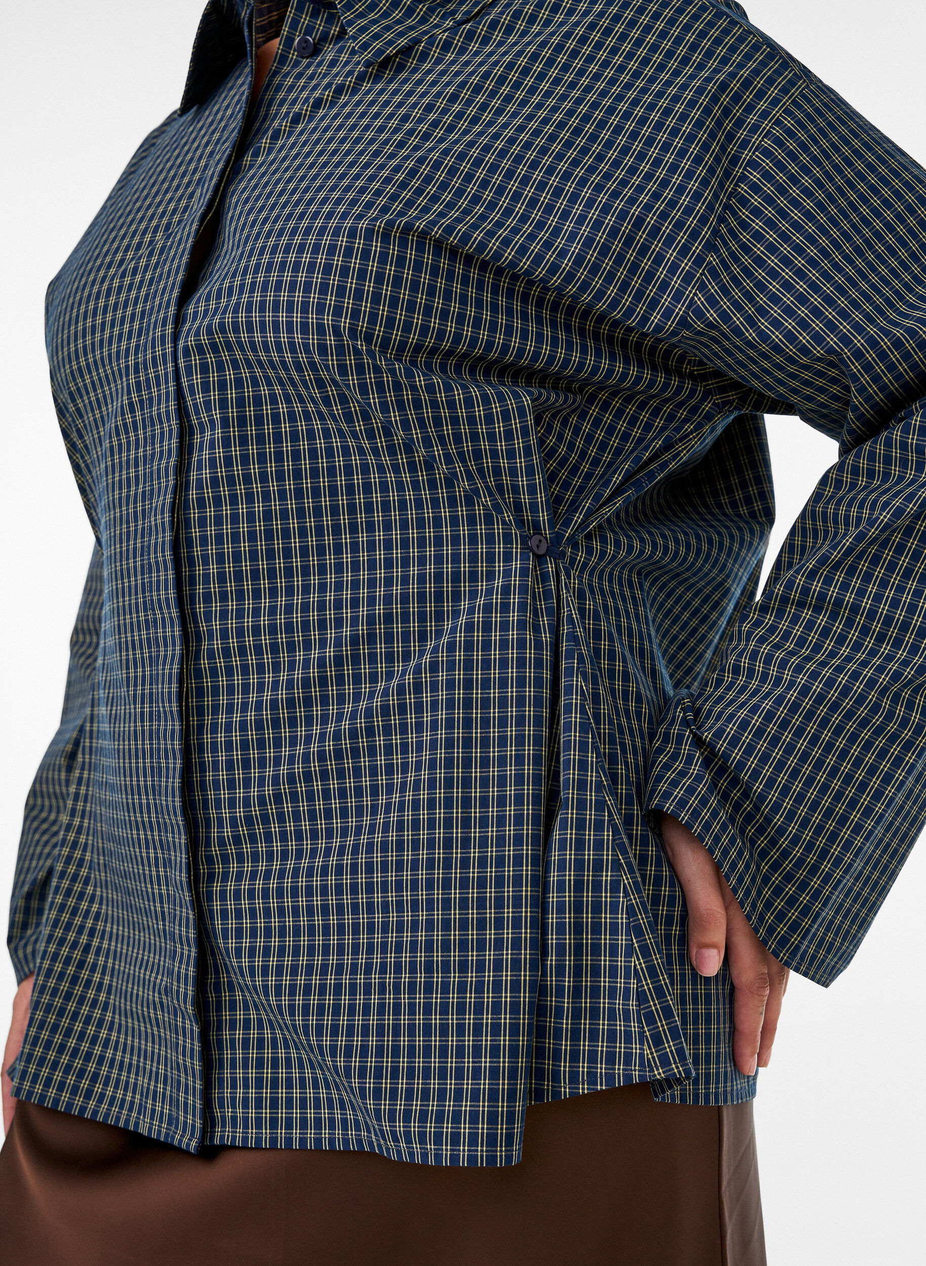 ZizziBomullsskjorte med rutete m&oslash;nster og skjult knappelukking, Bl&aring;, Model image number 3