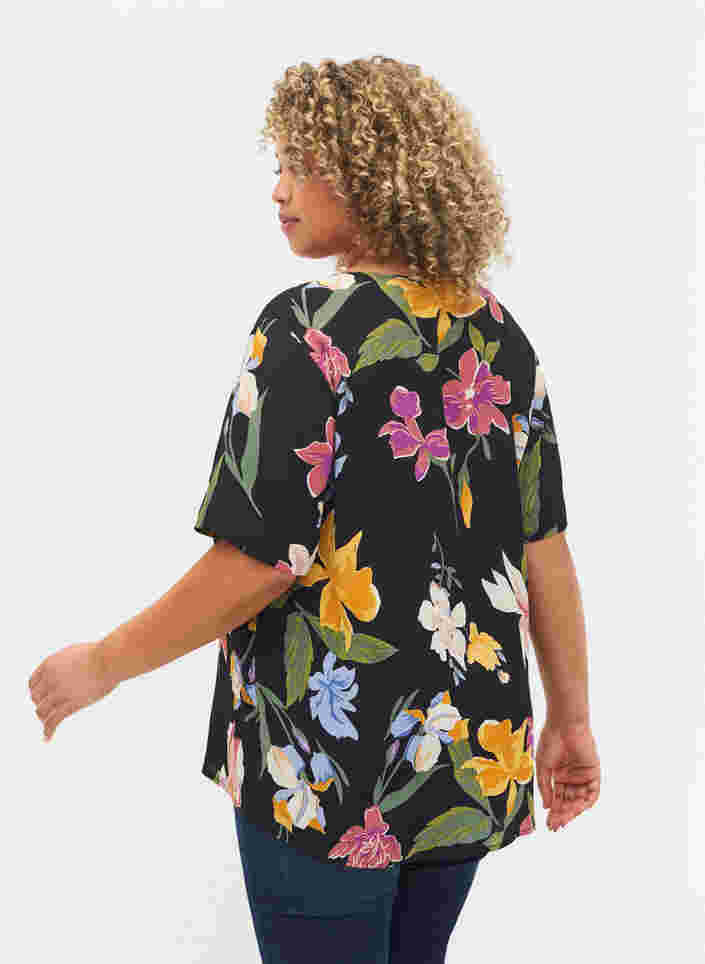 Kortermet viskosebluse med blomstermønster, Big Flower AOP, Model