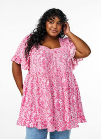 Tunika med volanger og paisleymønster, Rosa Tunika med volanger og paisleymønster, Rosa, Model