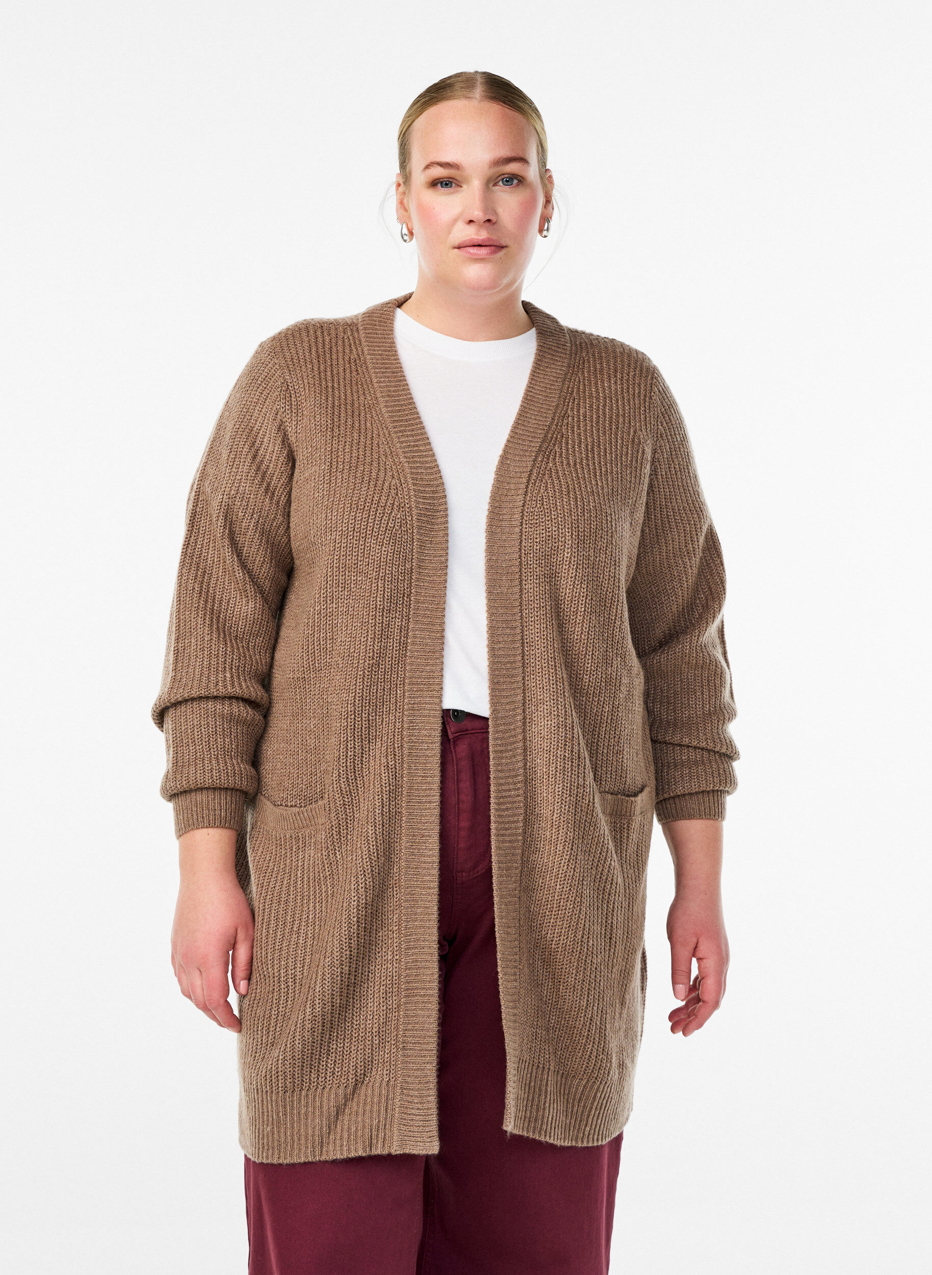 FLASH - Lang ribbestrikket cardigan med lommer, Brun, Model