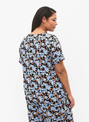Mønstrete pysjamasskjorte i viskose, Black Blue Flower, Model image number 1