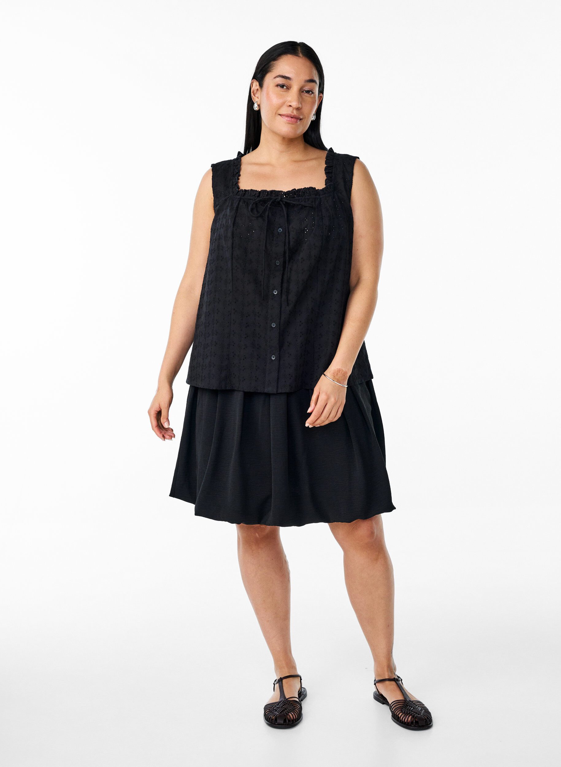 ZizziErmel&oslash;s bluse med broderi anglaise og volanger, Svart, Model image number 1