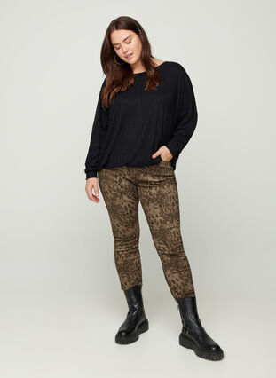 Amy jeans med print, Green Leopard, Model image number 2