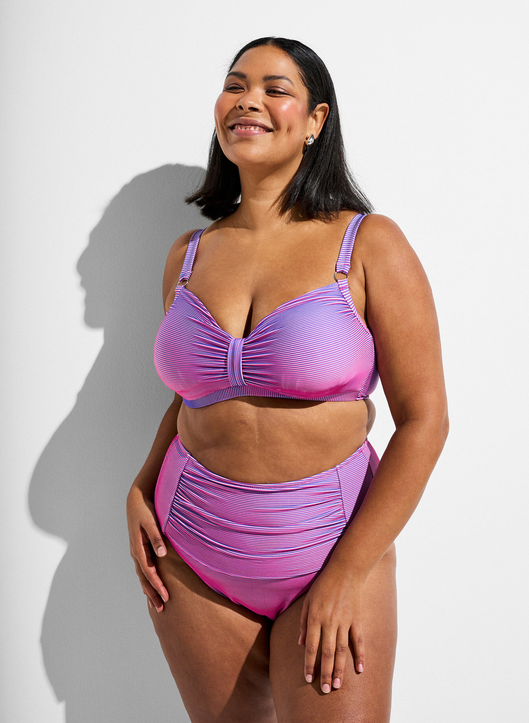 Zizzi Stripete bikini-topp med spile, Rosa, Model image number 1