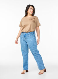 Gemma jeans med høy midje og blomstertrykk, Blå Gemma jeans med høy midje og blomstertrykk, Blå, Model