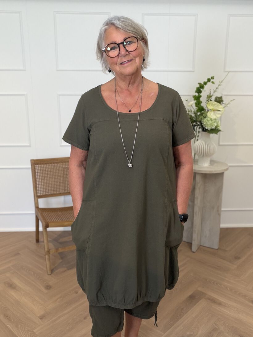 Avslappet olivengr&oslash;nt hverdagsantrekk, , Model