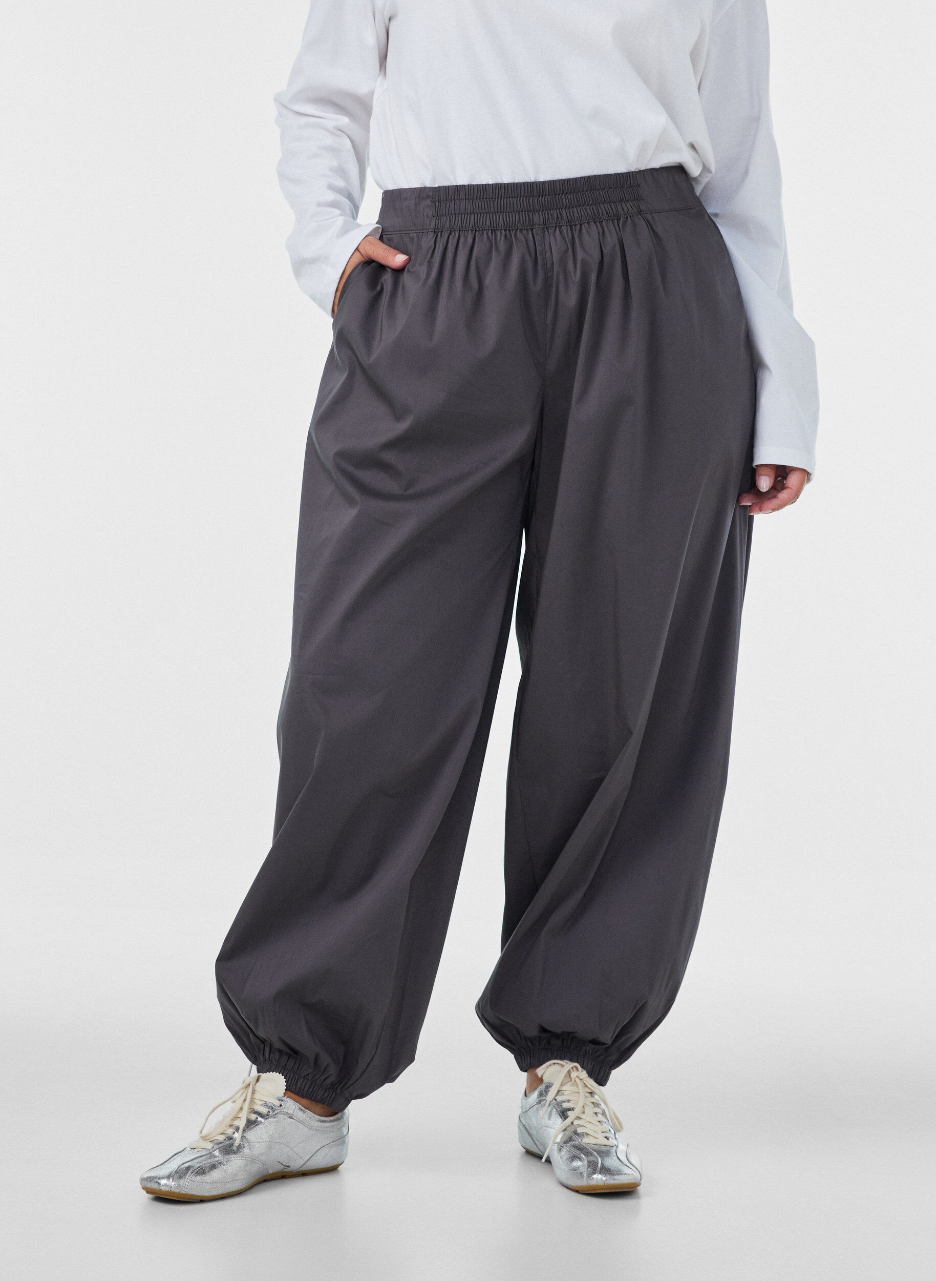 ZizziBallongbukser med lommer og elastisk midje, Gr&aring;, Model image number 2