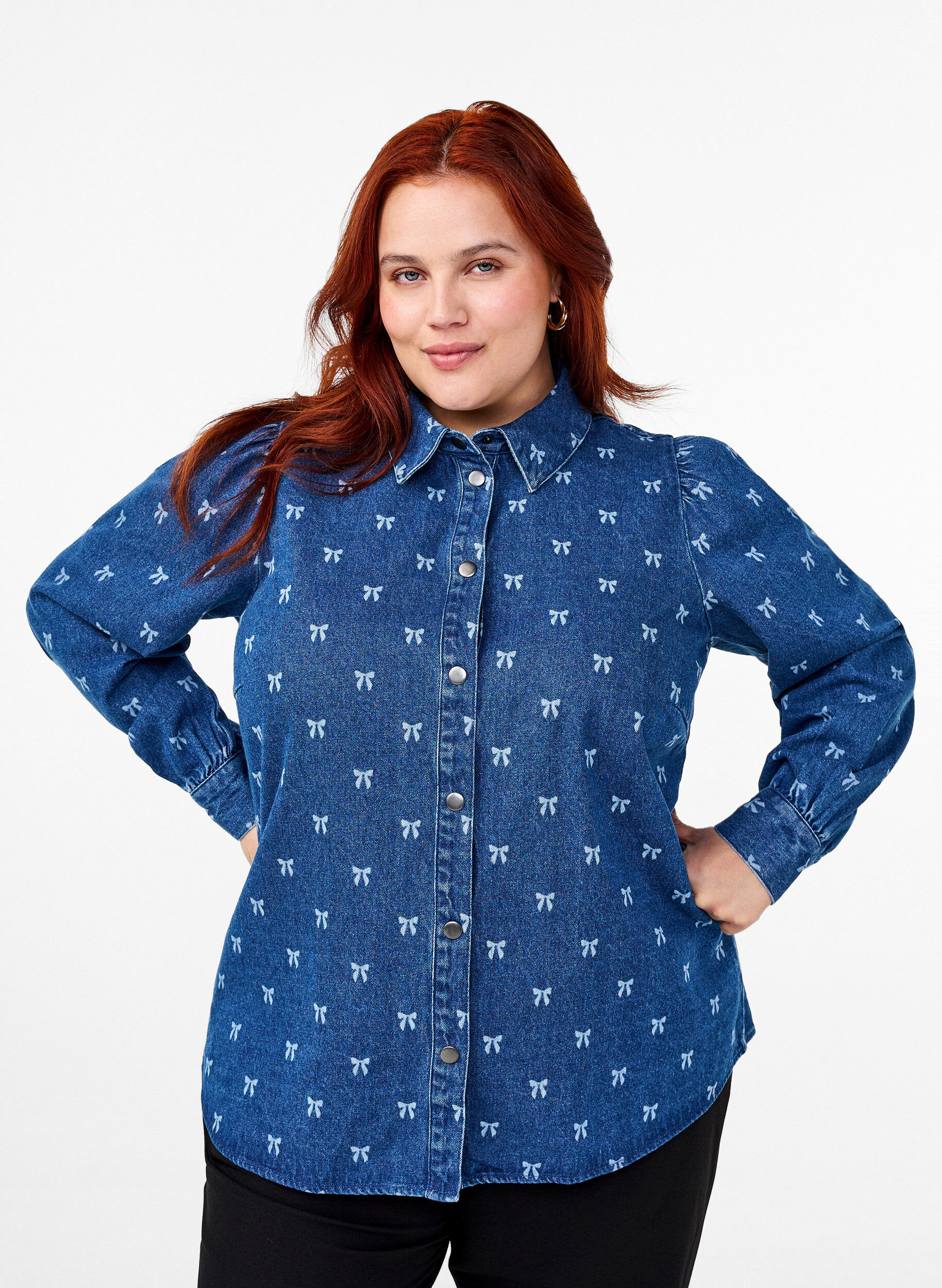 Zizzi Denimskjorte med hjerter, Denim Blue W. Wh.Bow, Model image number 0