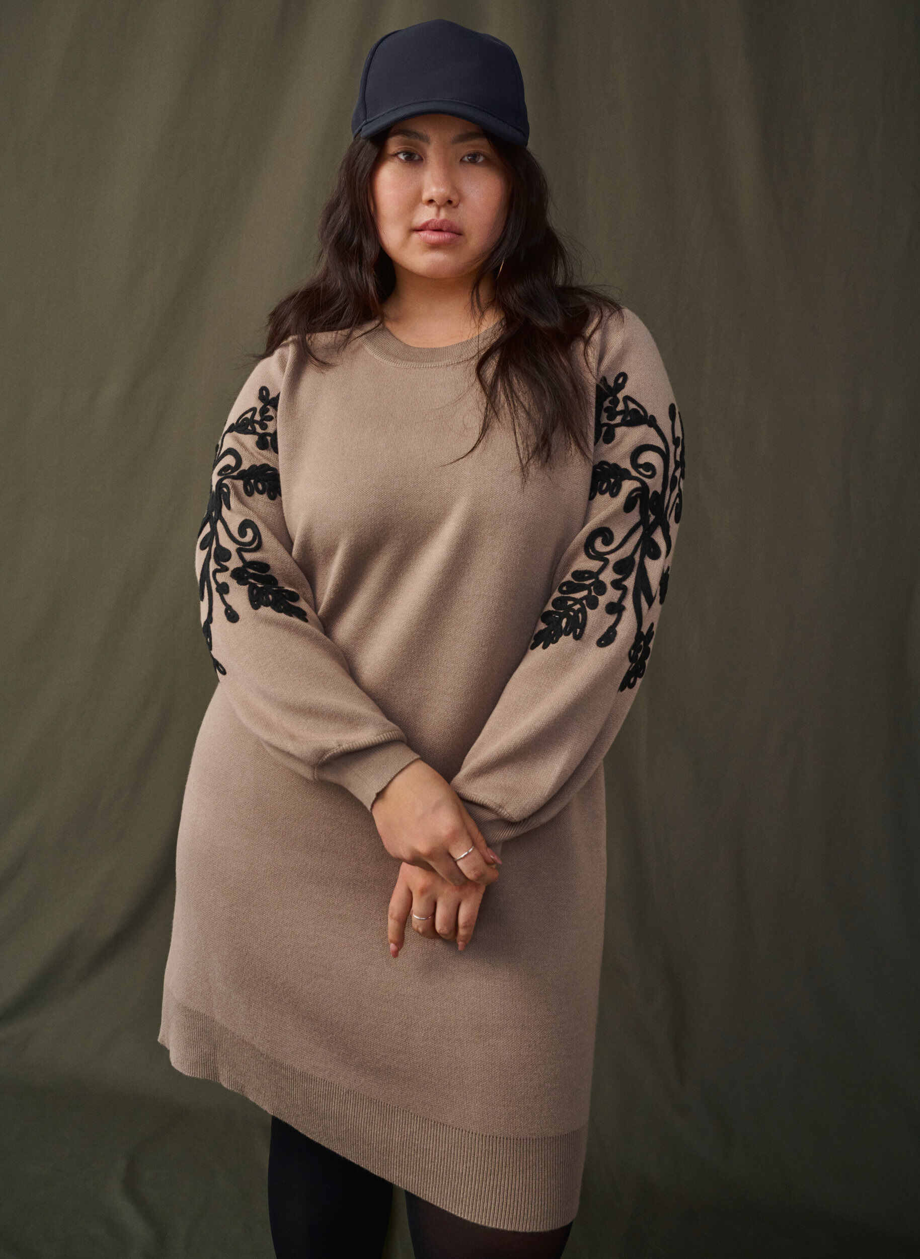 Zizzi Strikket kjole med broderidetaljer, Desert Taupe Comb, Image image number 0