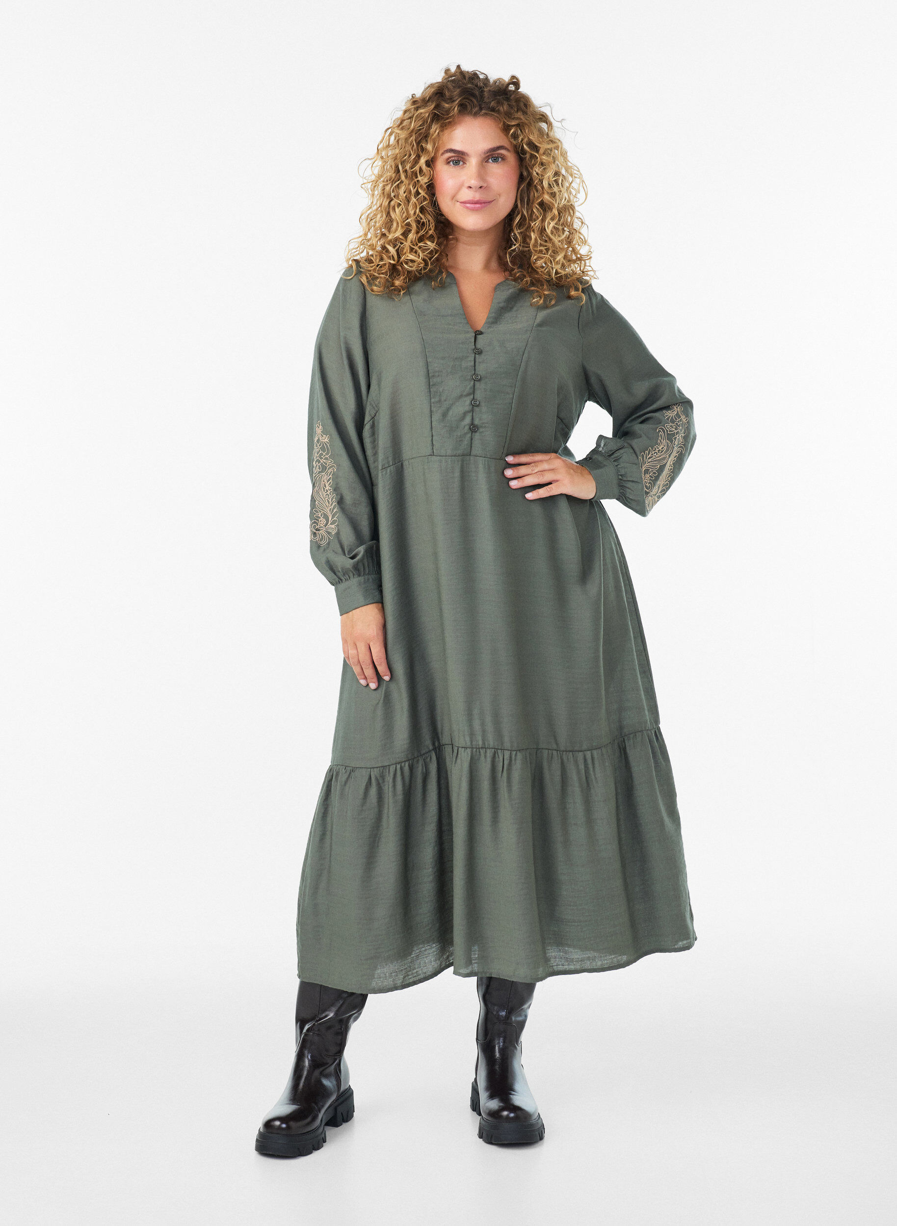 ZizziViskosekjole med broderi og lagdelte volanger, Gr&oslash;nn, Model image number 0