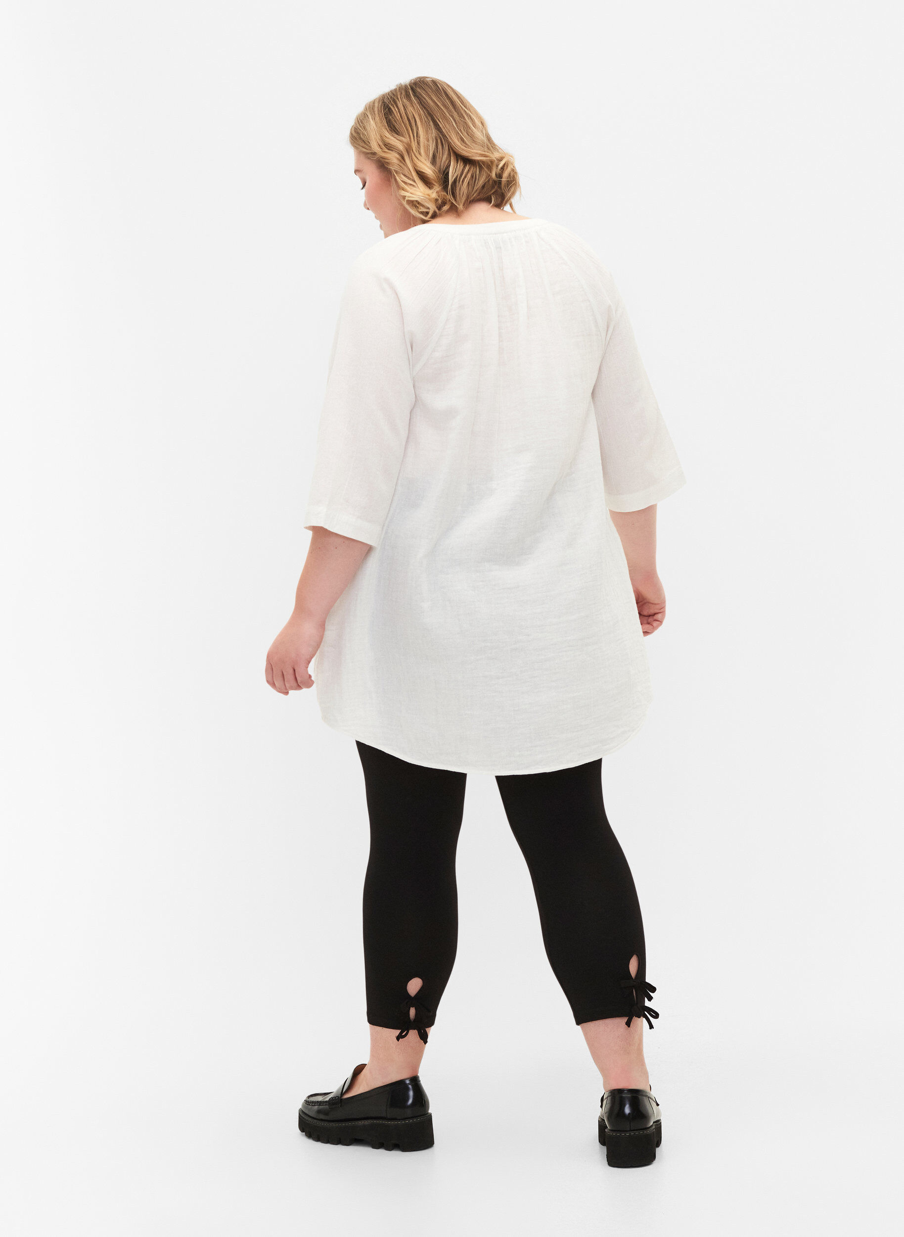 Zizzi 3/4-leggings i viskose med sl&oslash;yfe, Black, Model image number 1