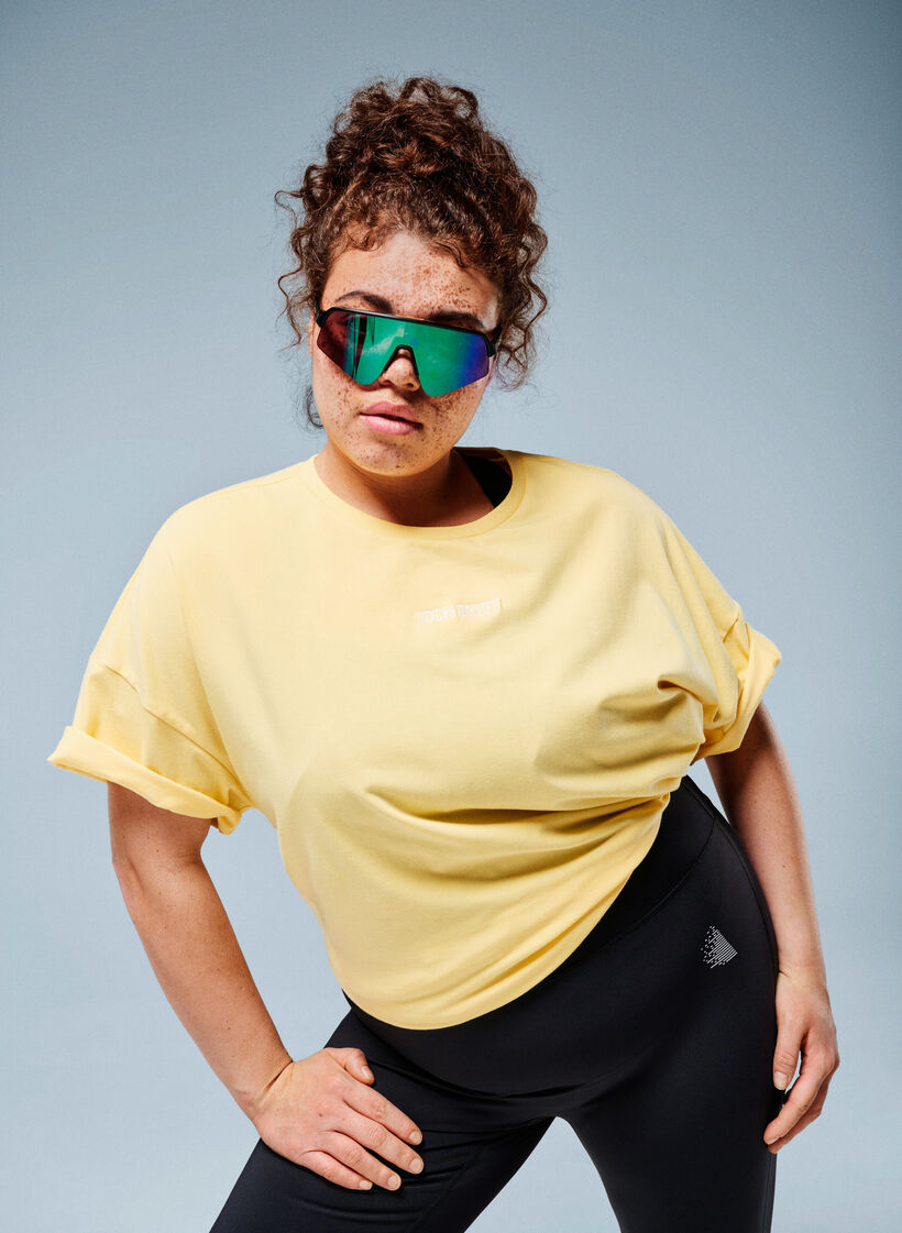 T-skjorte i &oslash;kologisk bomull med lite frontmotiv, Gul, Image image number 0