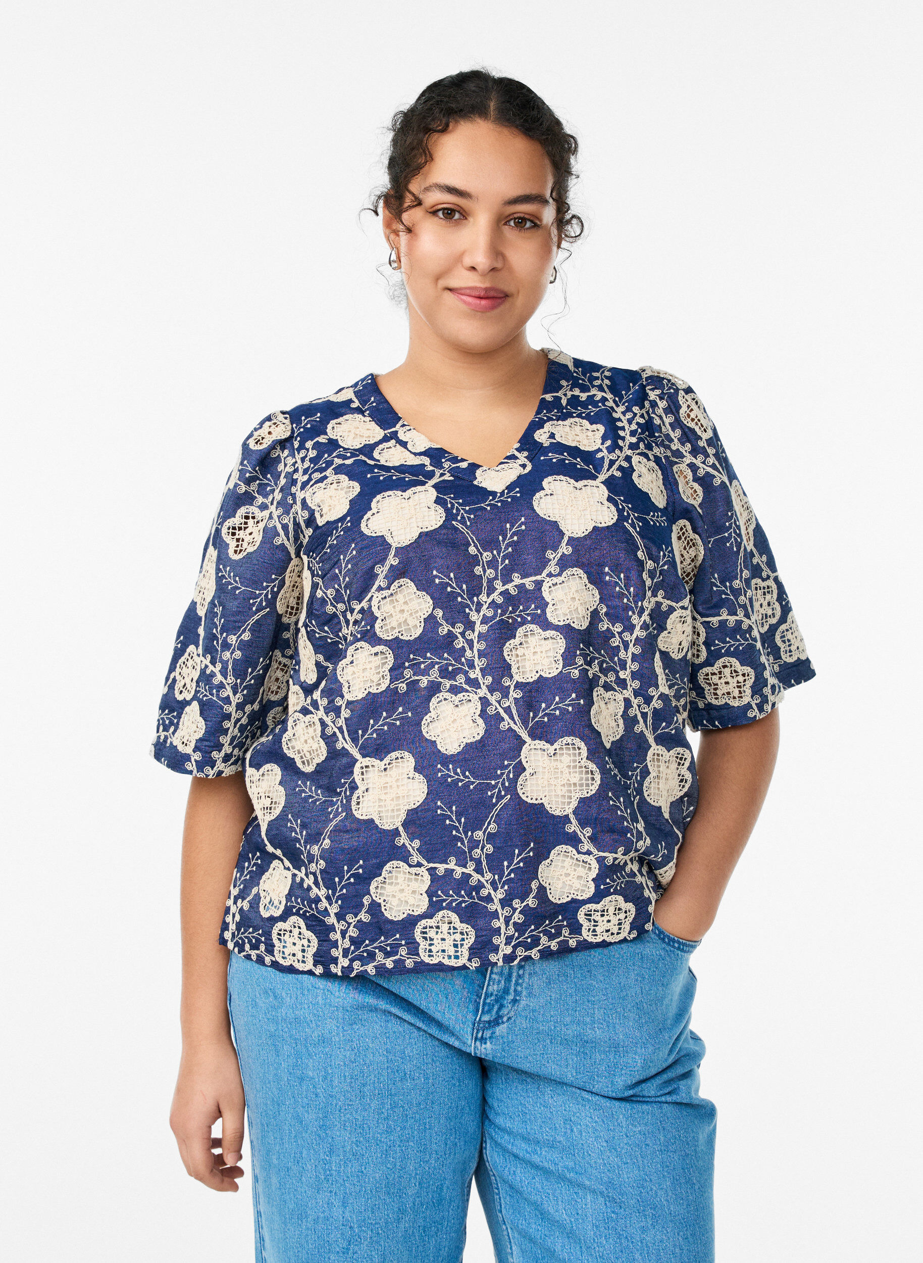 Zizzi Bluse med V-hals og brodert m&oslash;nster, Bl&aring;, Model image number 0