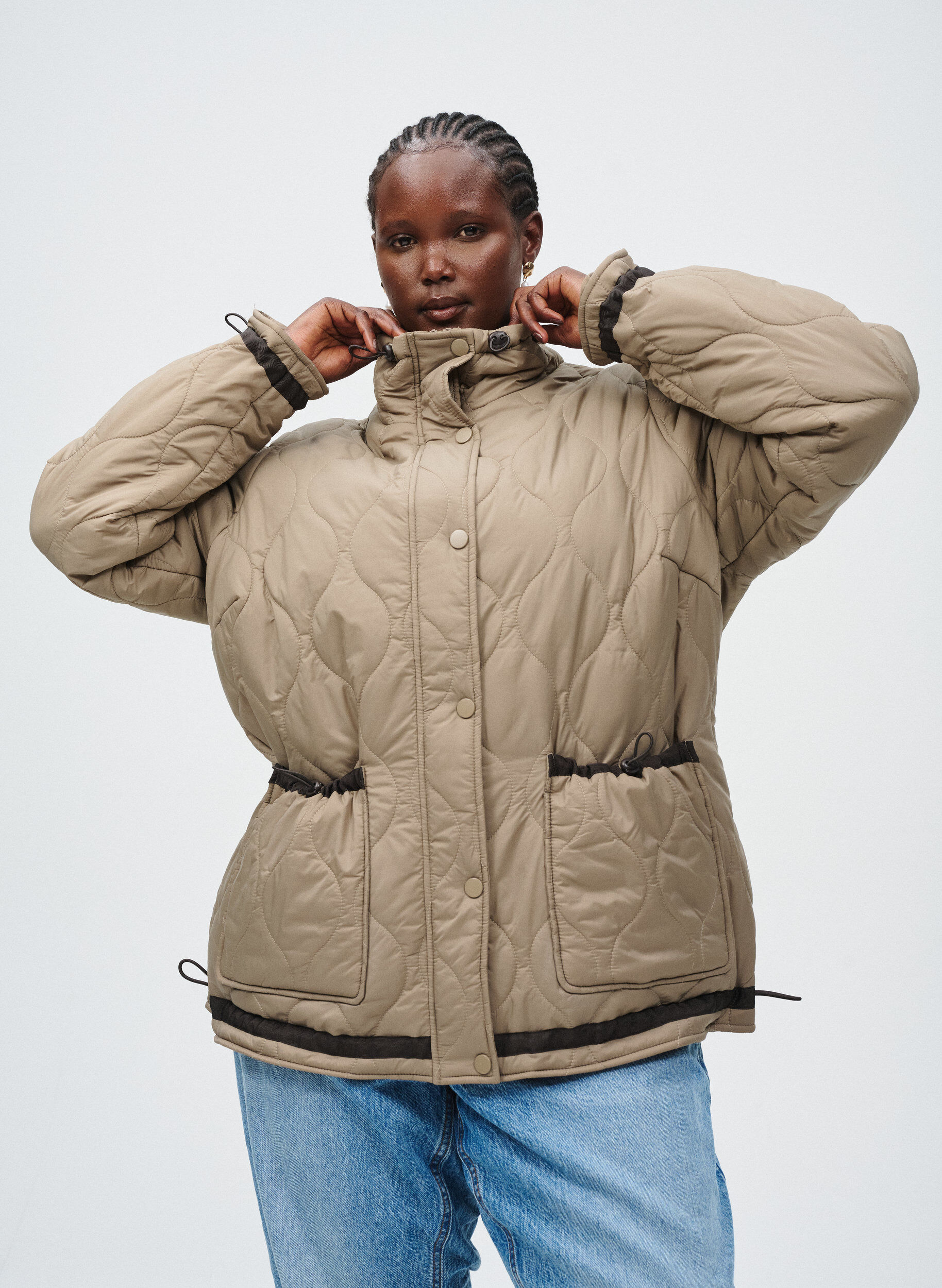 Zizzi Kort quiltet jakke med kontrastdetaljer, Beige, Image image number 0