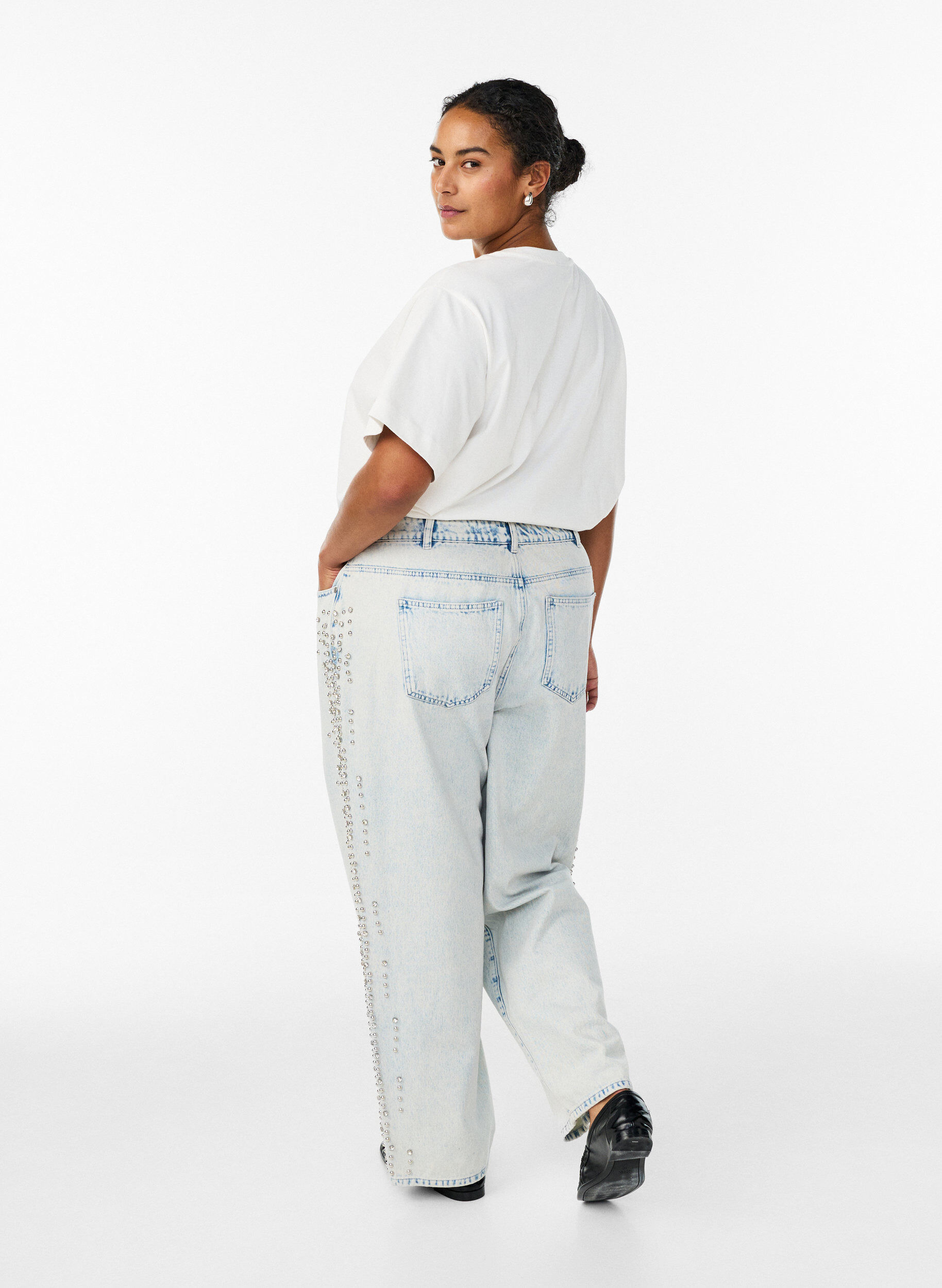 Zizzi Kiana jeans med dekorative detaljer langs sidene, Bl&aring;, Model image number 1