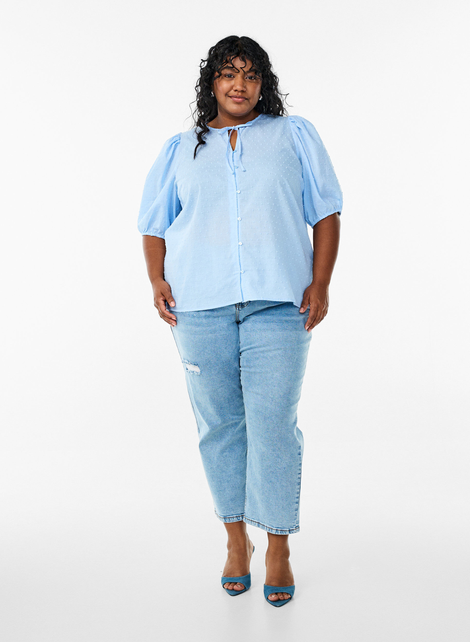 Zizzi Skjortebluse med knyteb&aring;nd og prikkete tekstur, Bl&aring;, Model image number 1