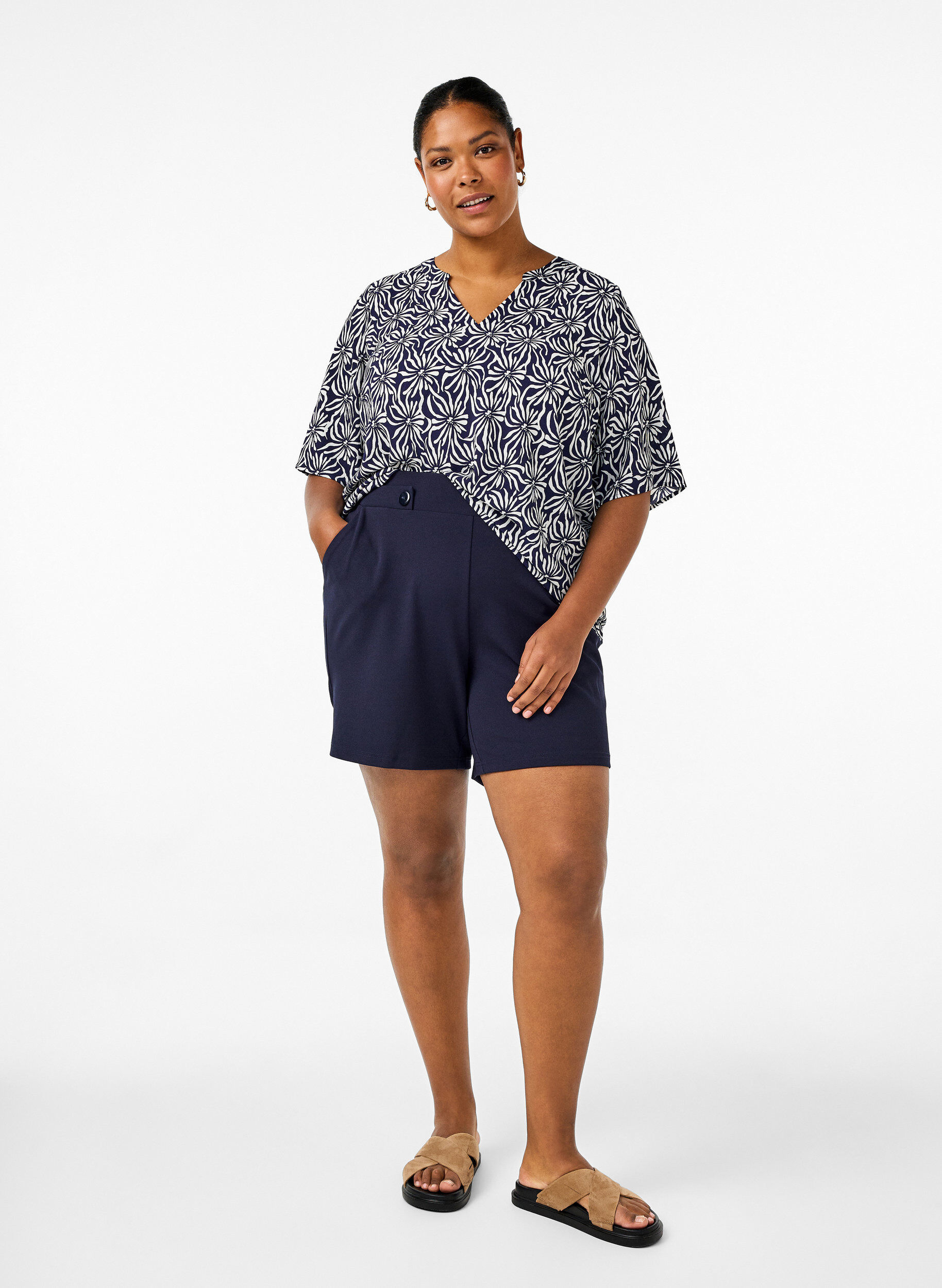 Zizzi Bluse med V-hals og blomstertrykk, White Blue Flower, Model image number 2