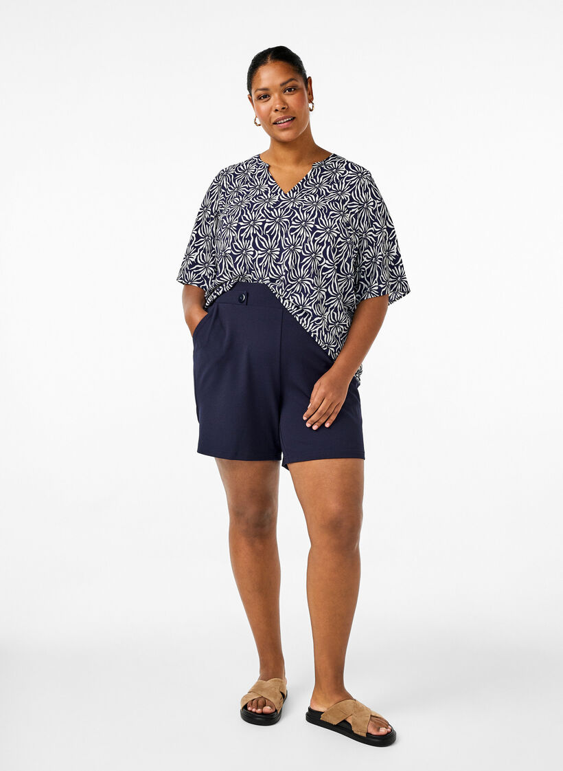 Bluse med V-hals og blomstertrykk, White Blue Flower, Model image number 2