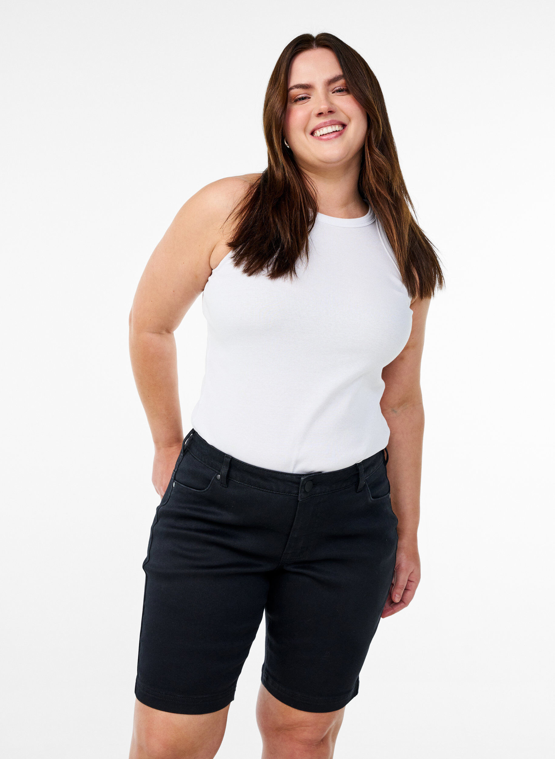 Slim fit Emily-shorts med normalh&oslash;y midje, Svart, Model