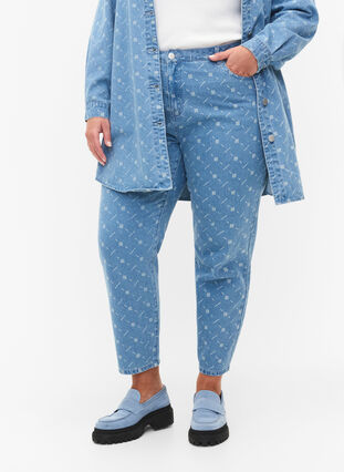 Mille mom fit jeans med mønster, Light blue denim, Model image number 2