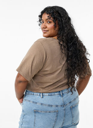 Zizzi Kortermet basic t-skjorte med v-hals, Brun, Model image number 2