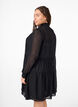 Kort, strukturmønstret kjole med volangkrage, Black, Model image number 1