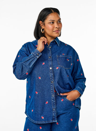 Zizzi Denimskjorte med broderte jordbær, Blå, Model image number 0