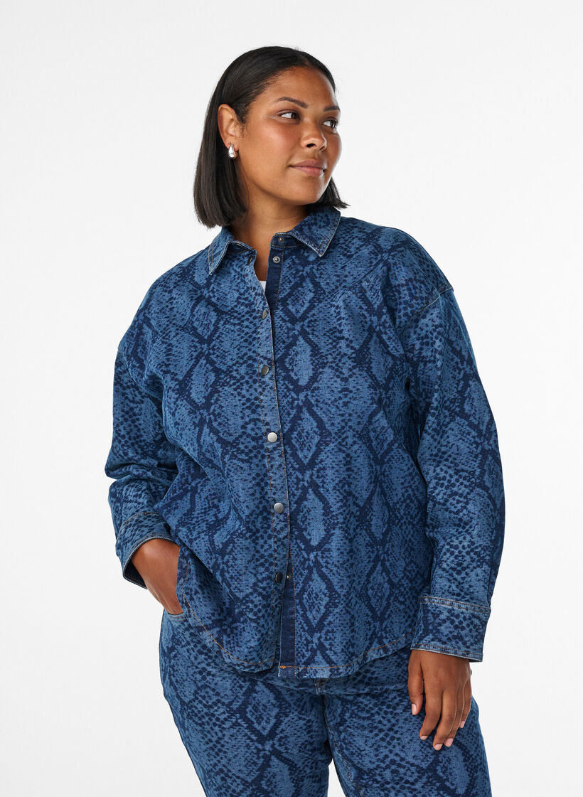 Løs denimskjorte med slangetrykk, Blå, Model