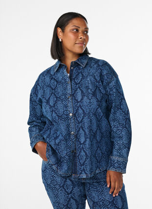 Zizzi Løs denimskjorte med slangetrykk, Denim Snake AOP, Model image number 0