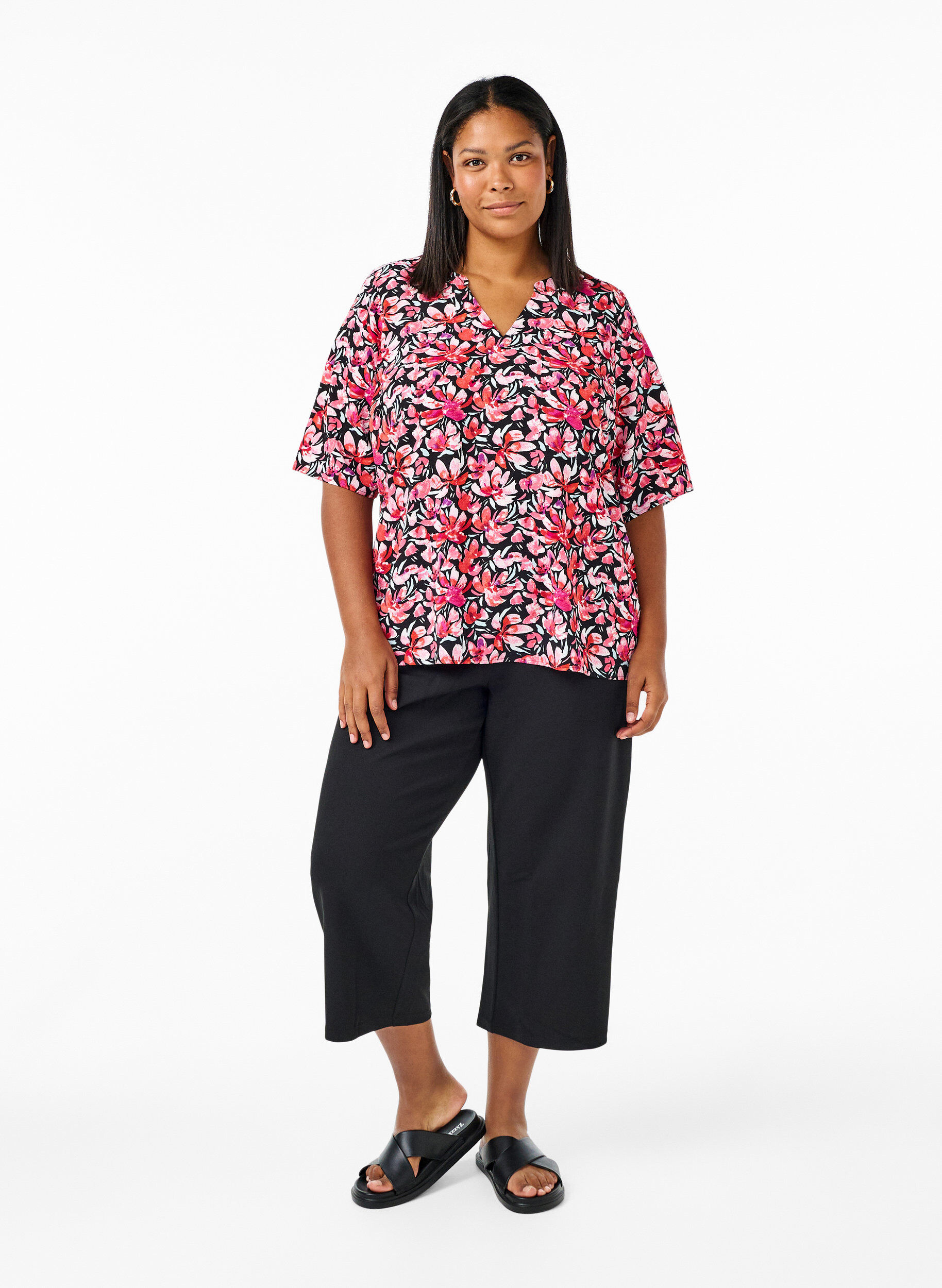 Zizzi Bluse med V-hals og blomstertrykk, Black Flower AOP, Model image number 2