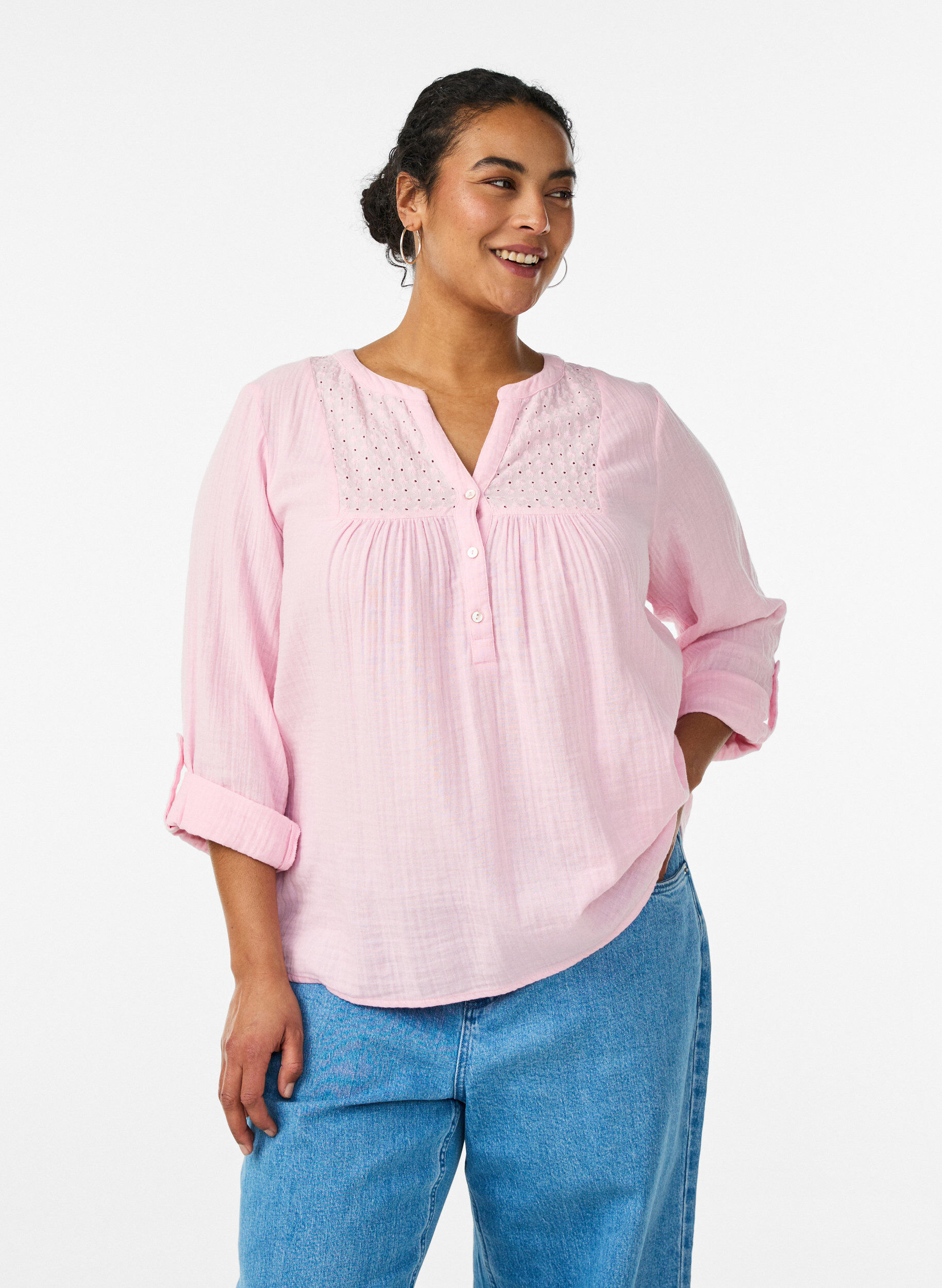 Bluse i bomullsmuslin med broderie anglaise, Rosa, Model